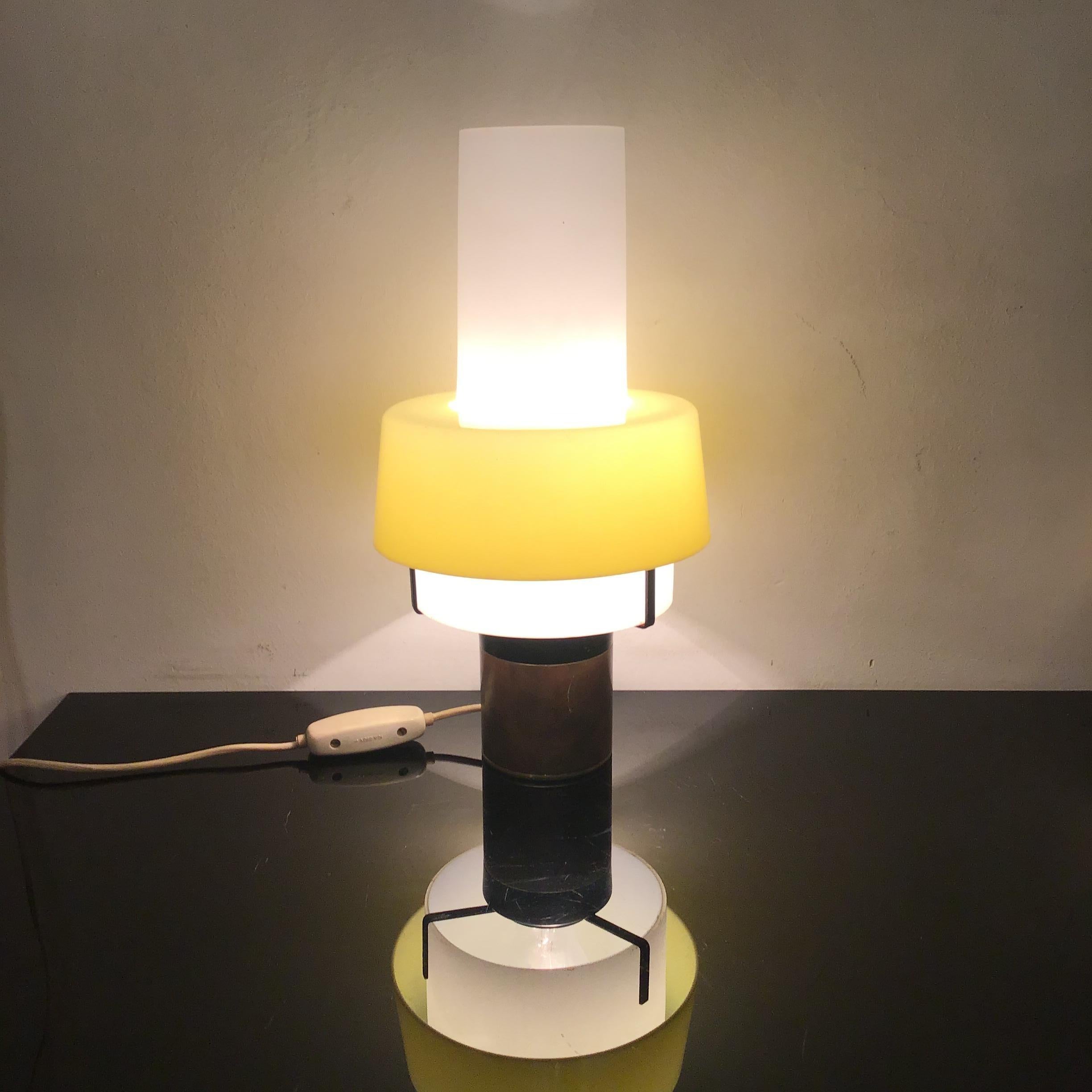 Lampe de table Stilnovo Laiton Verre opalin Plexiglas Années 50 Italie  en vente 6