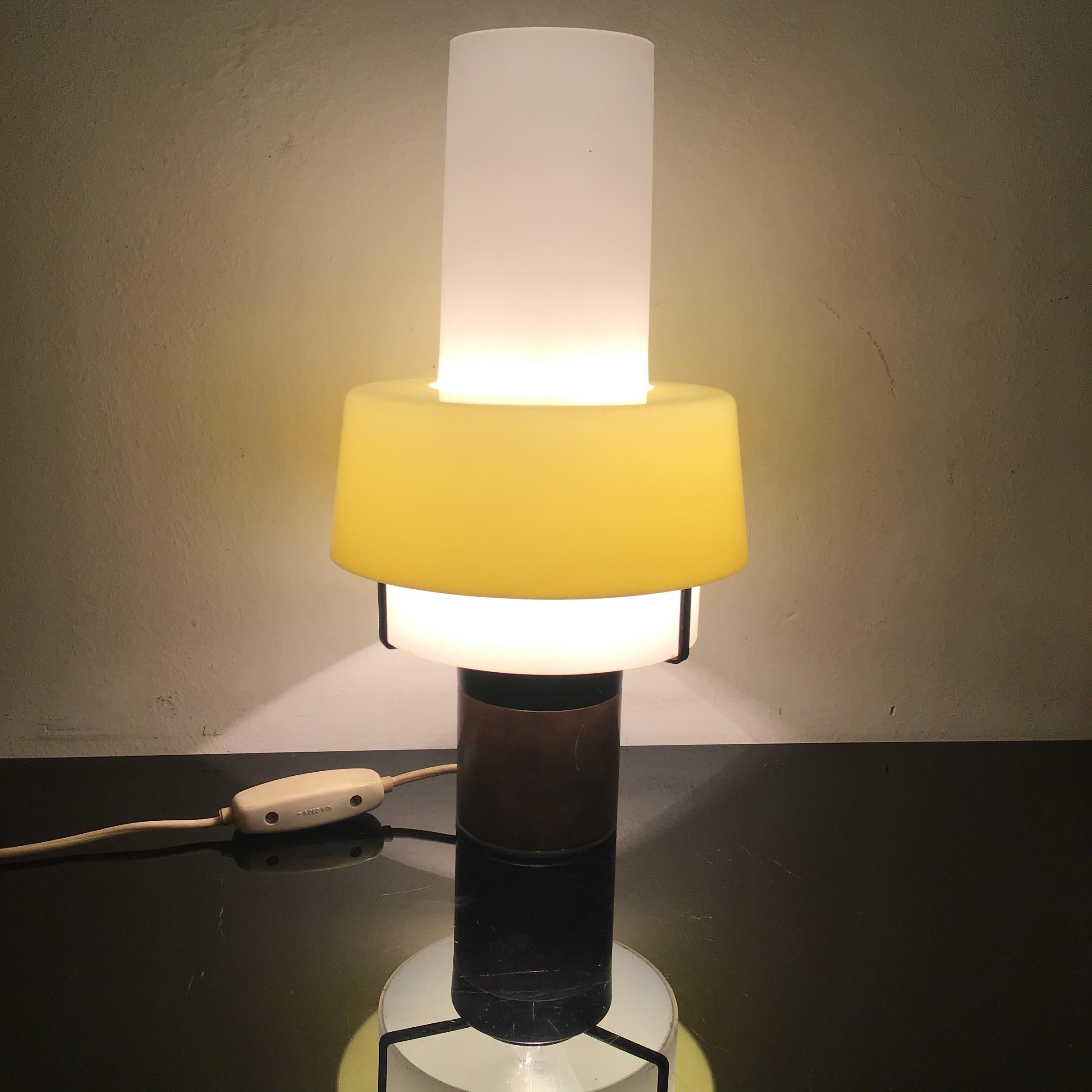 Lampe de table Stilnovo Laiton Verre opalin Plexiglas Années 50 Italie  en vente 8