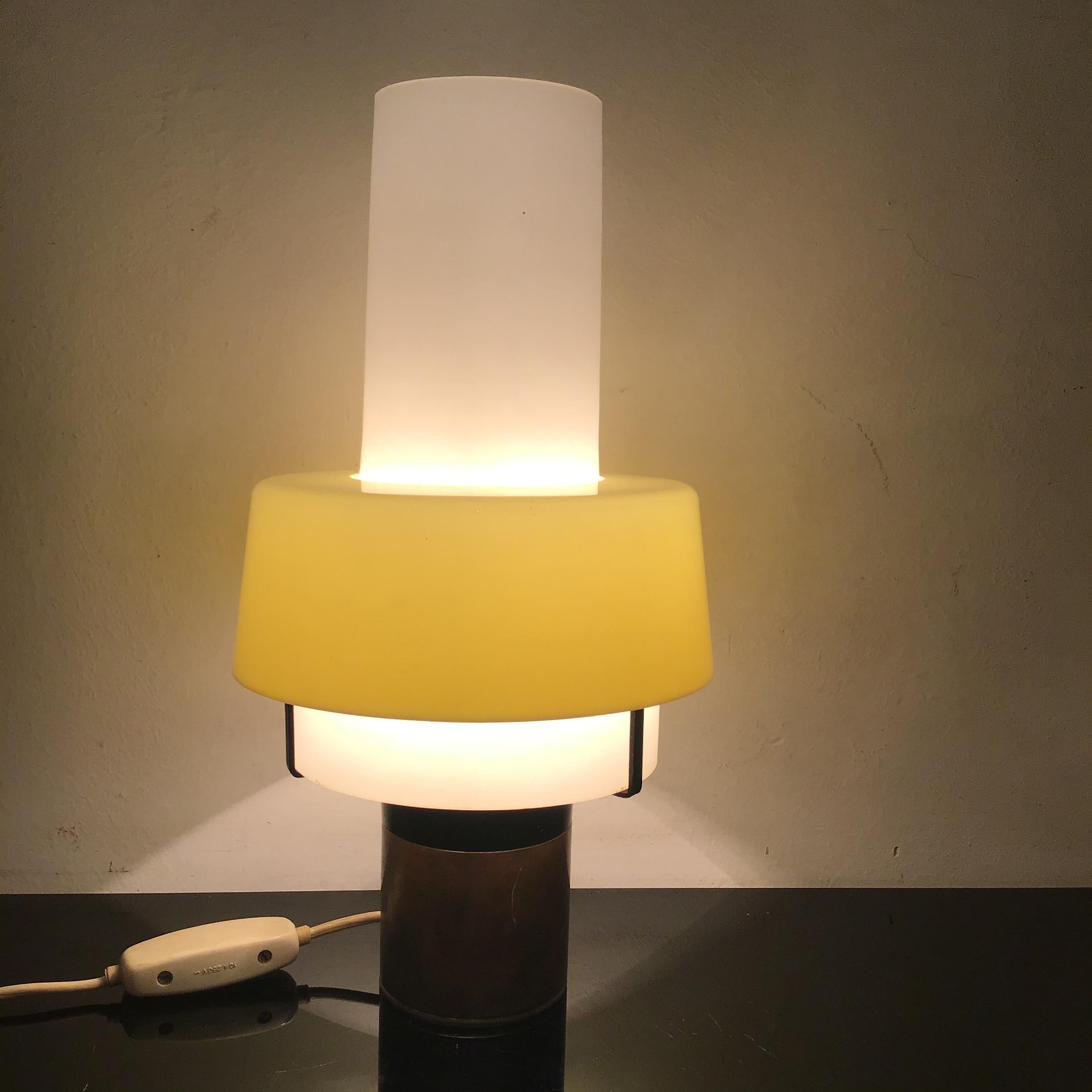 Lampe de table Stilnovo Laiton Verre opalin Plexiglas Années 50 Italie  Excellent état - En vente à Milano, IT
