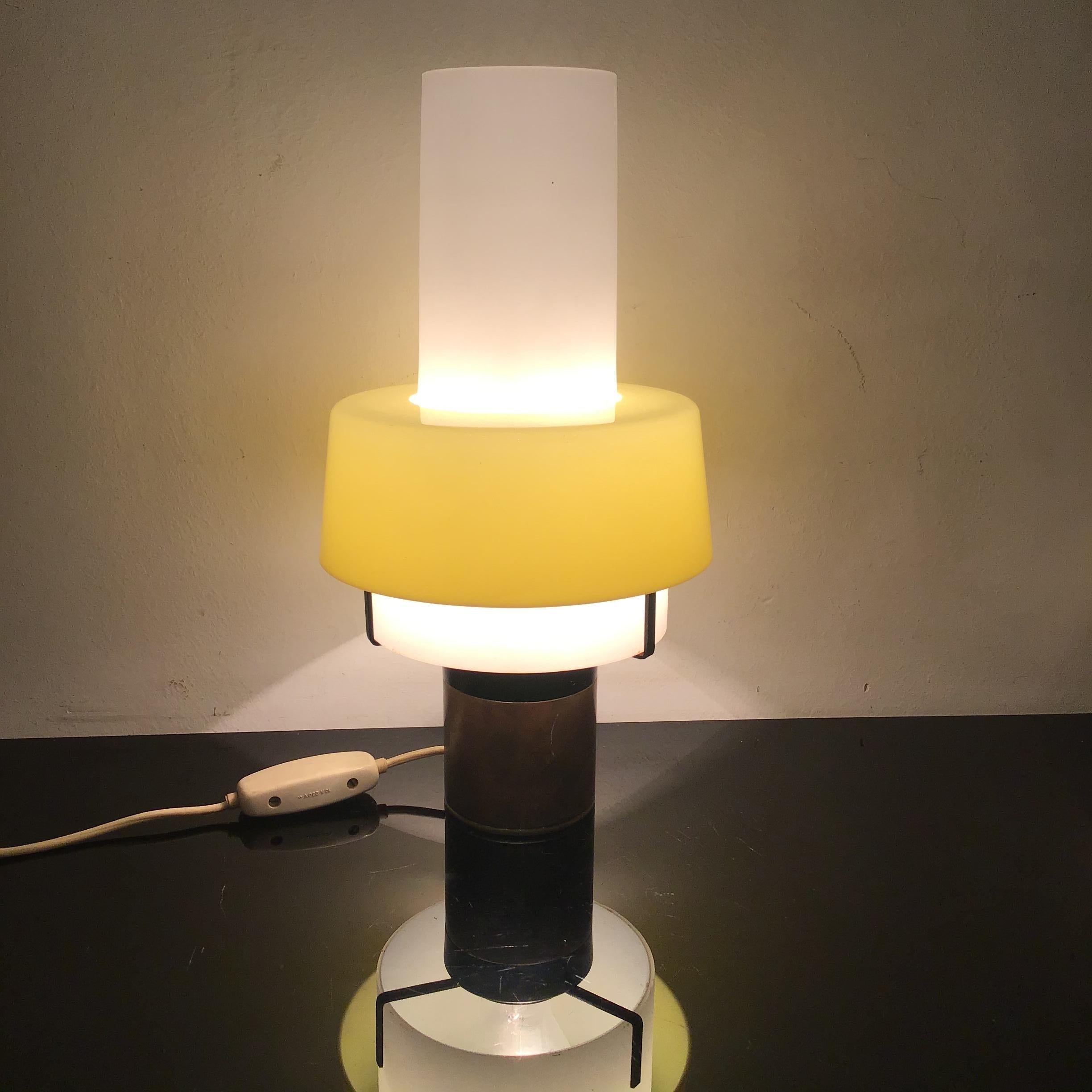 Lámpara de mesa Stilnovo latón opalina plexiglás, 1950, Italia Mid-20th Century en venta