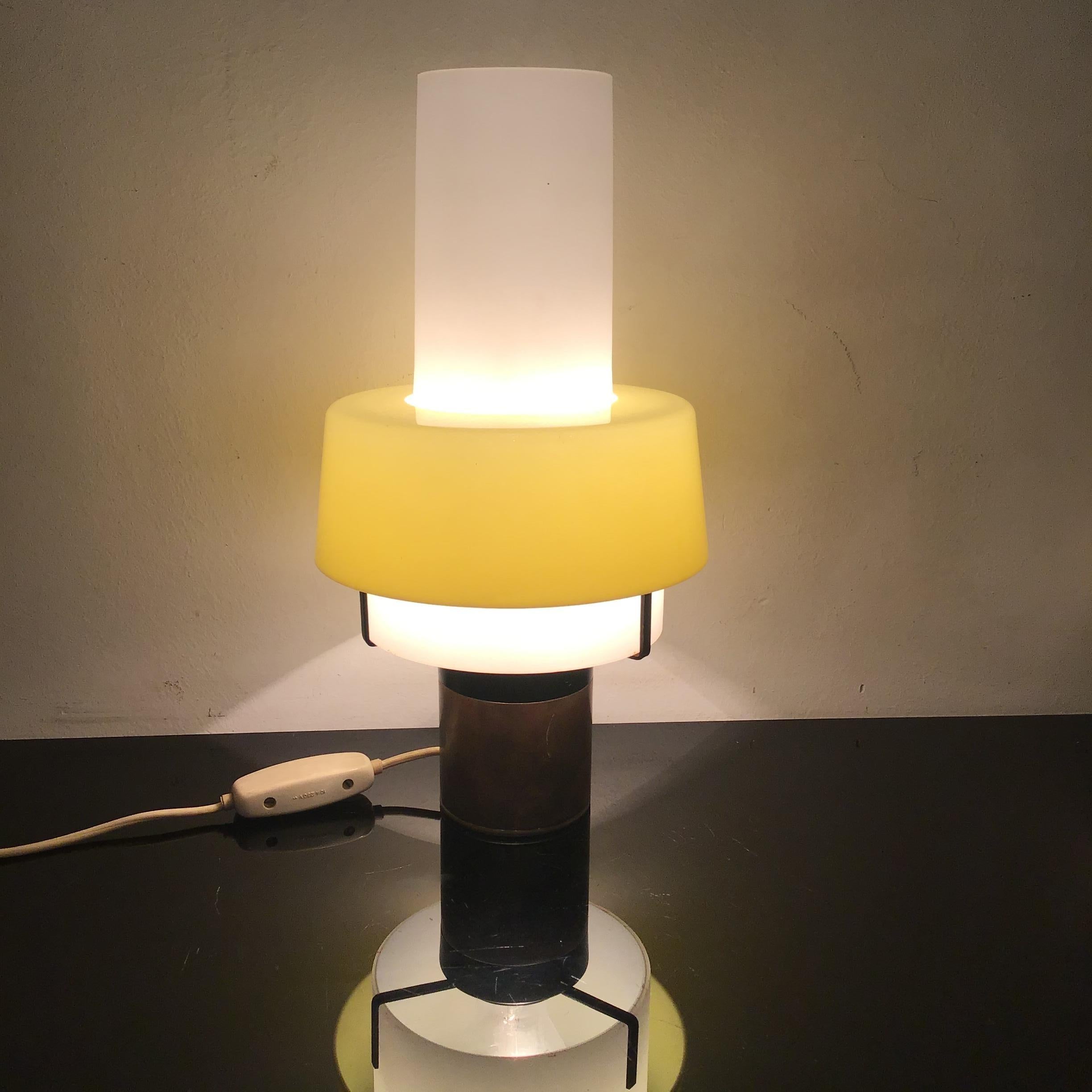 Lámpara de mesa Stilnovo latón opalina plexiglás, 1950, Italia Latón en venta