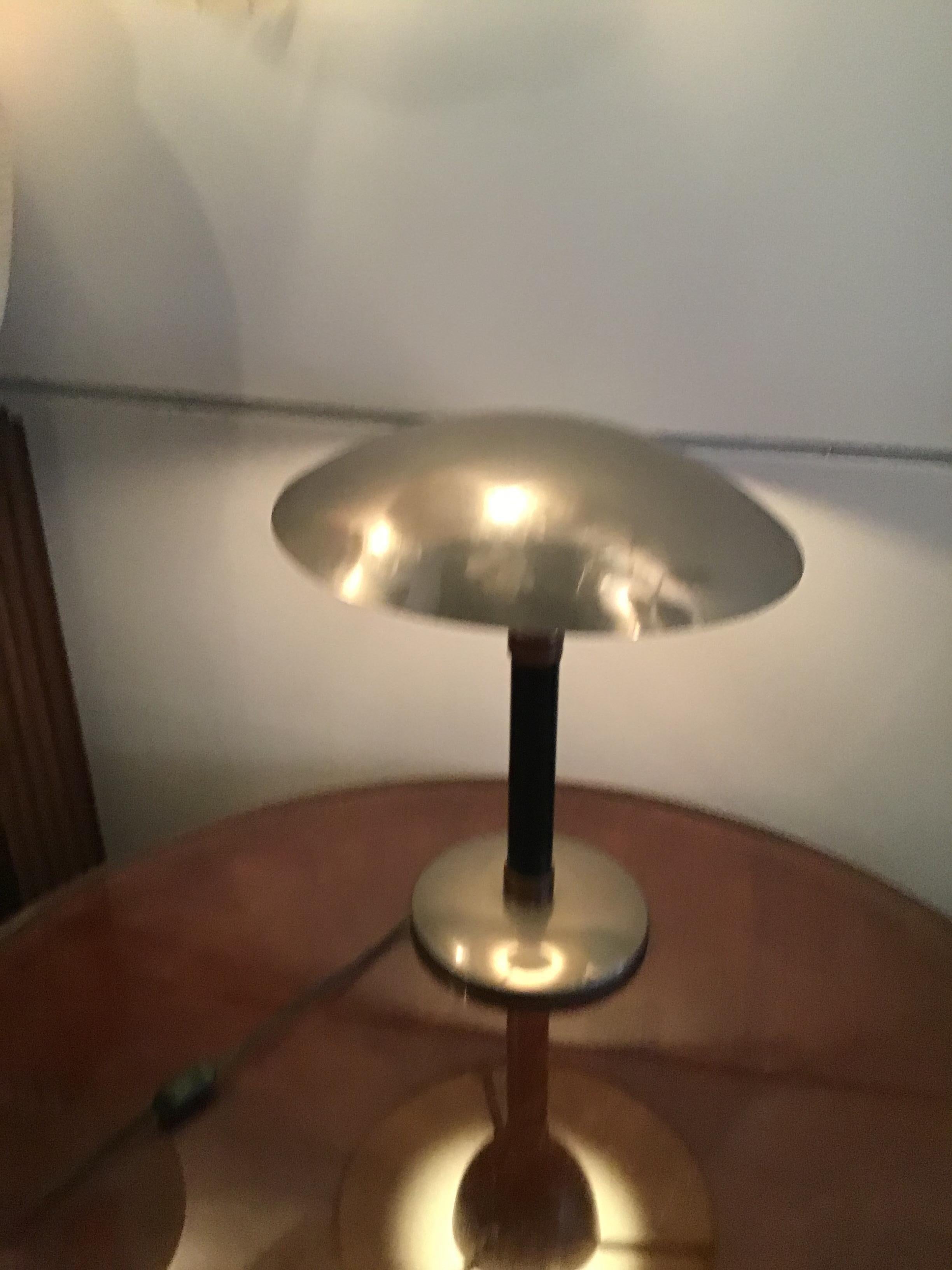 Lampe de table de style Stilnovo en métal chromé et cuivre, 1960, Italie.