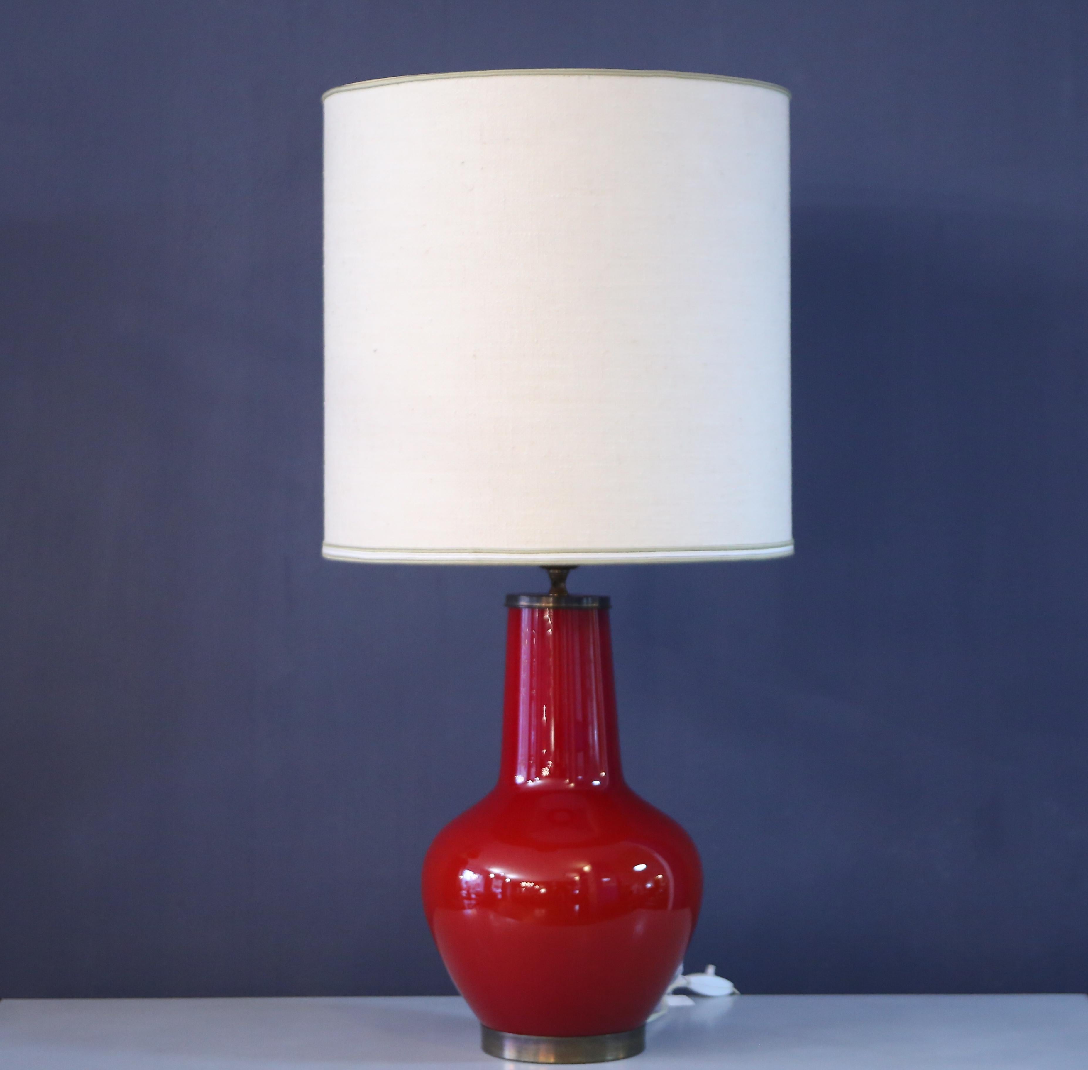 lampe de table produite par la société stilnovo dans les années 1950. Cette lampe est fabriquée en verre stratifié et convient parfaitement aux espaces modernes