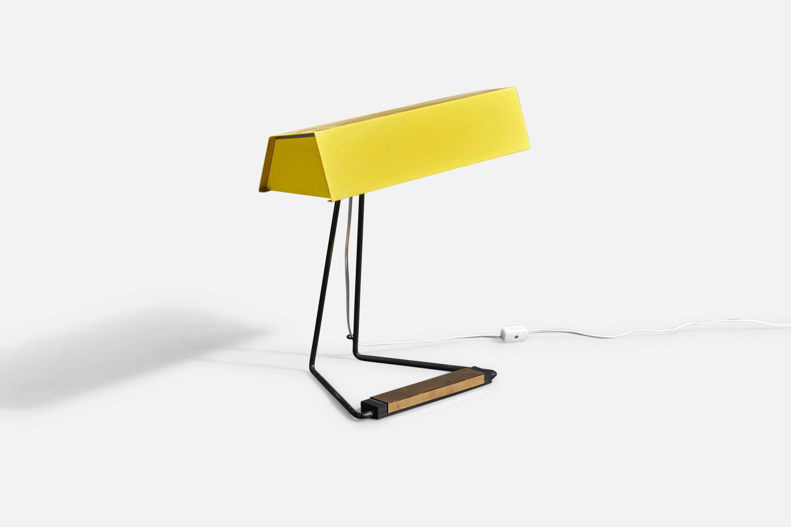 A Metal, Brass and Glass rare Minimalist table / desk lamp produced by Stilnovo, Milan, Italy, 1950s.

Original yellow lacquer. 