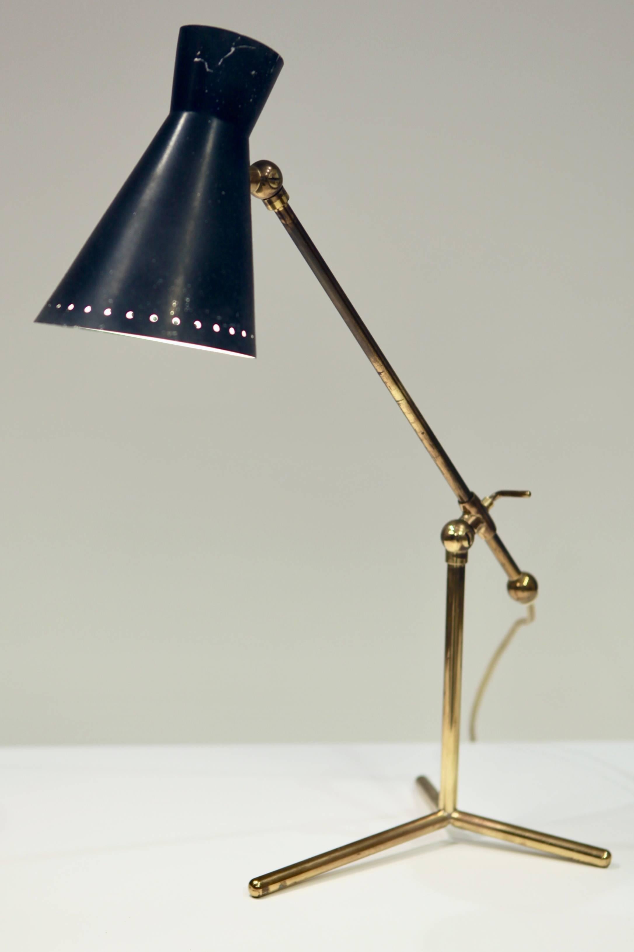 Schreibtischlampe oder Tischlampe von Stilnovo, Italien 1950er Jahre
Messing und schwarz lackiertes Metall, höhenverstellbar, 
neu verkabelt