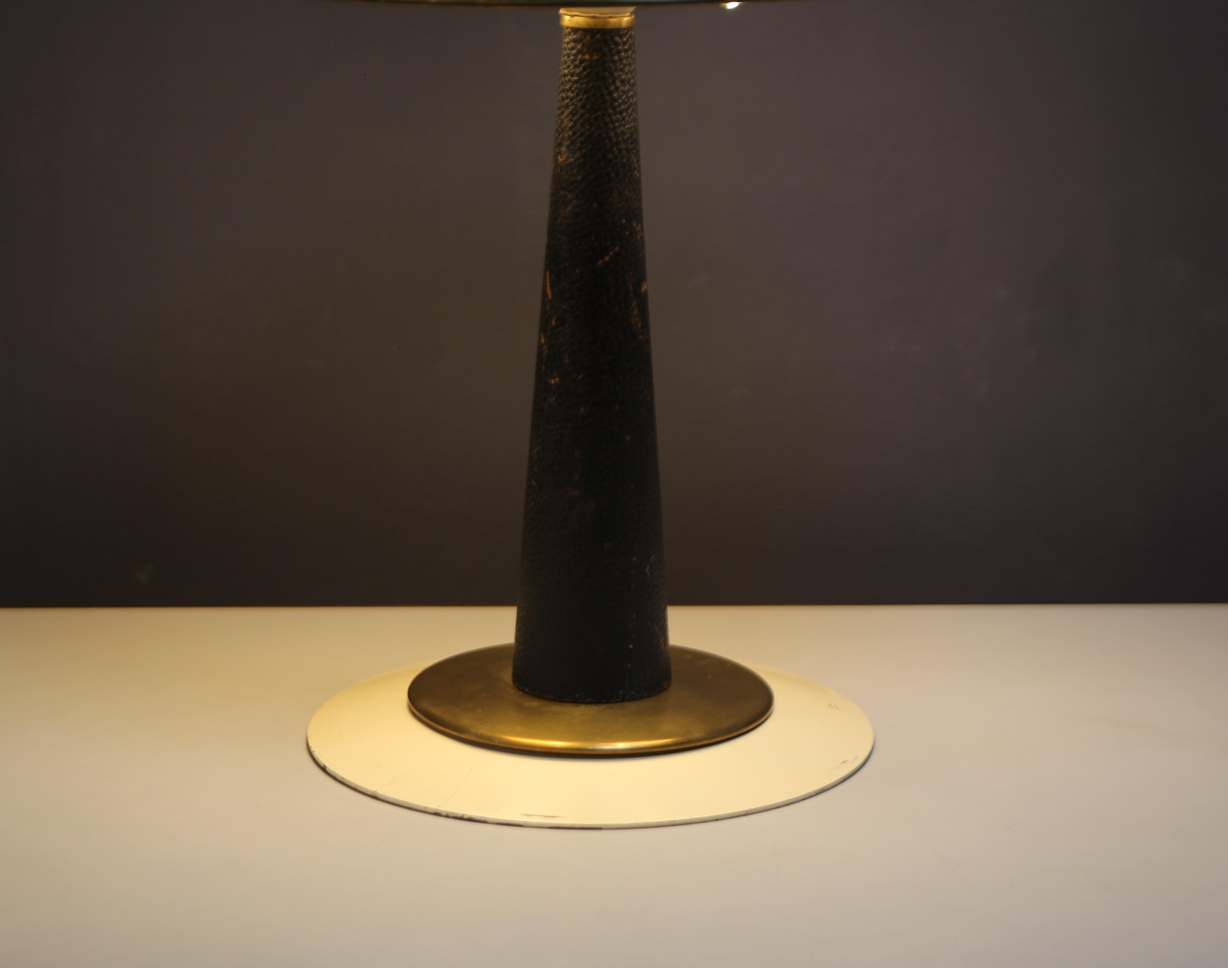 Autre Lampe de table Stilnovo Cuir et laiton Italie années 1950 en vente