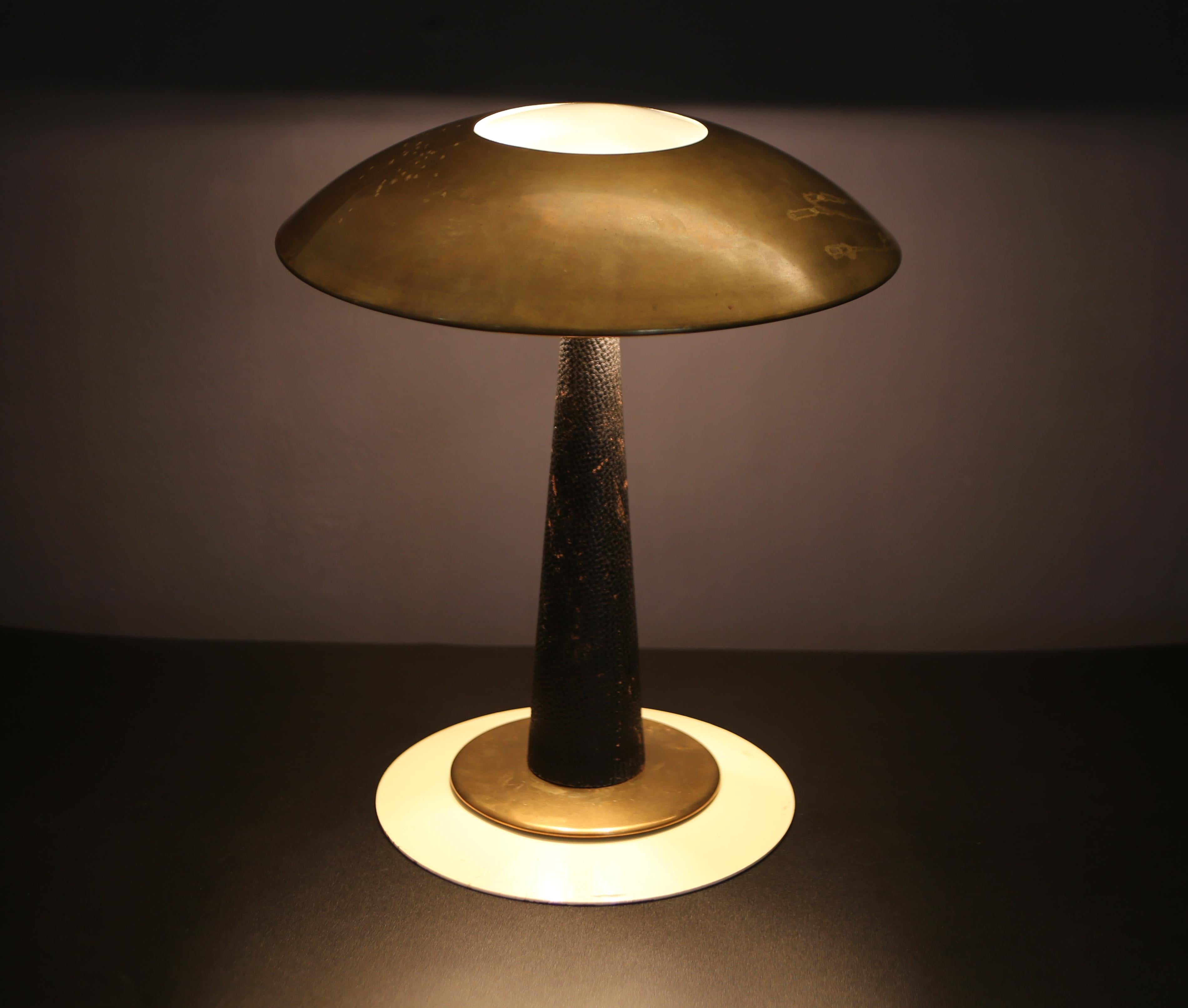 Italian Lampe de table Stilnovo Cuir et laiton Italie années 1950 en vente
