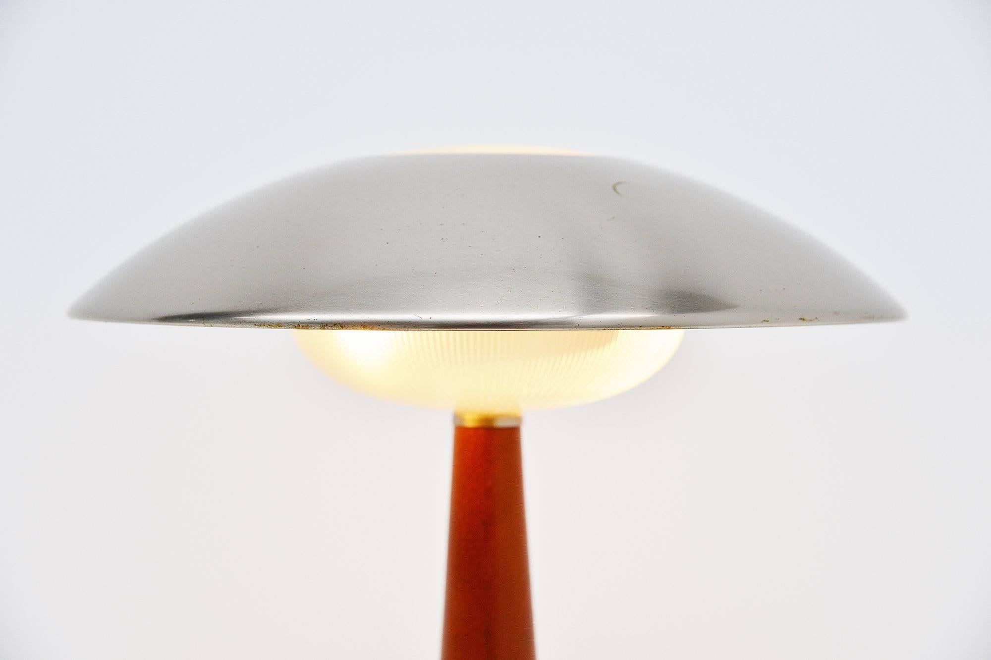 Très belle lampe de table modèle 8041 conçue et fabriquée par Stilnovo, Italie 1960. Il s'agit d'une très belle lampe pendante de table de forme moderniste avec un abat-jour nickelé, un diffuseur en verre et une base recouverte de cuir cognac. Il