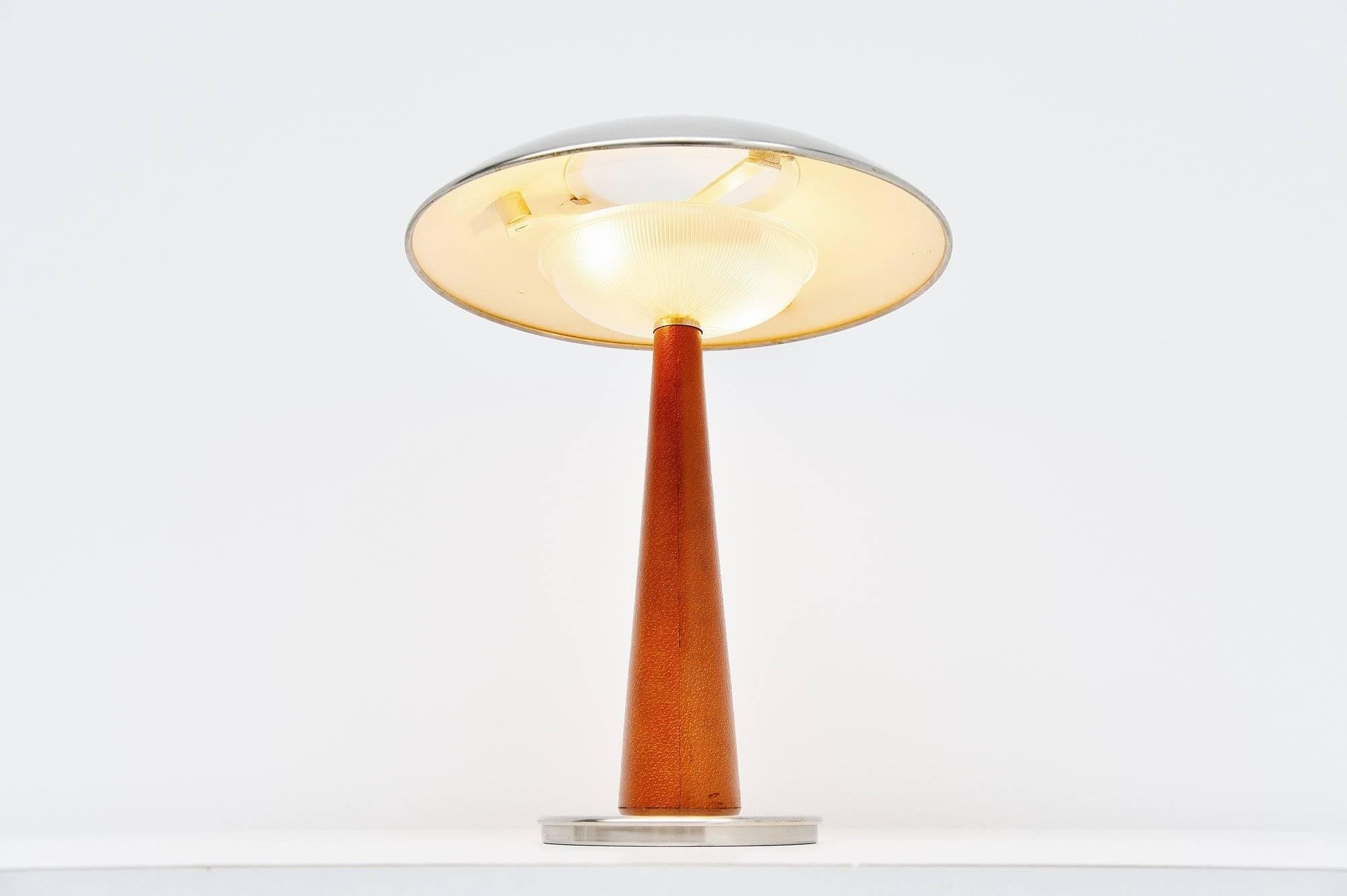 Italiano Lampada da tavolo in pelle Stilnovo Modello 8041, Italia, 1960