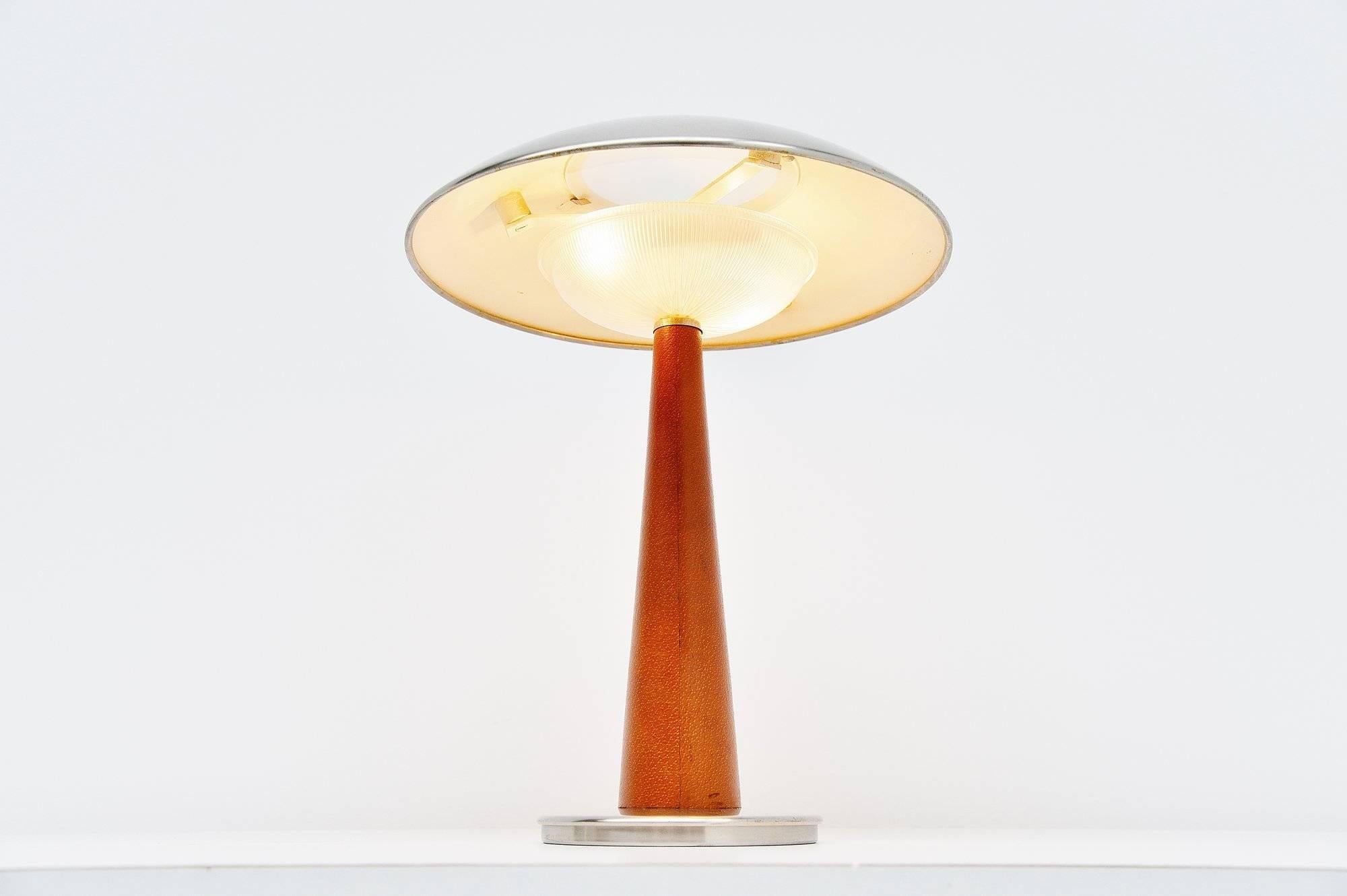 italien Lampe de bureau Stilnovo en cuir, modèle 8041, Italie, 1960 en vente