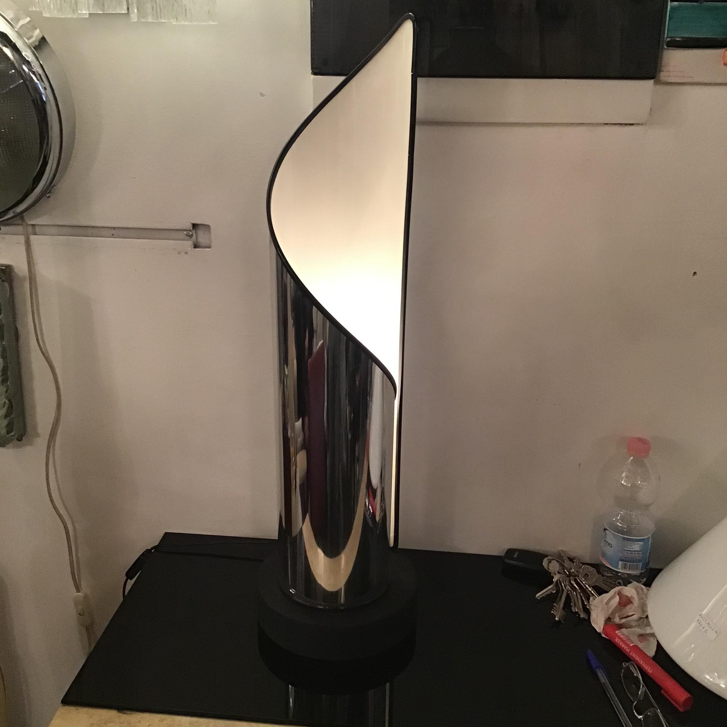 Lampada da tavolo Stilnovo in metallo cromato 1970 Italia in vendita 5