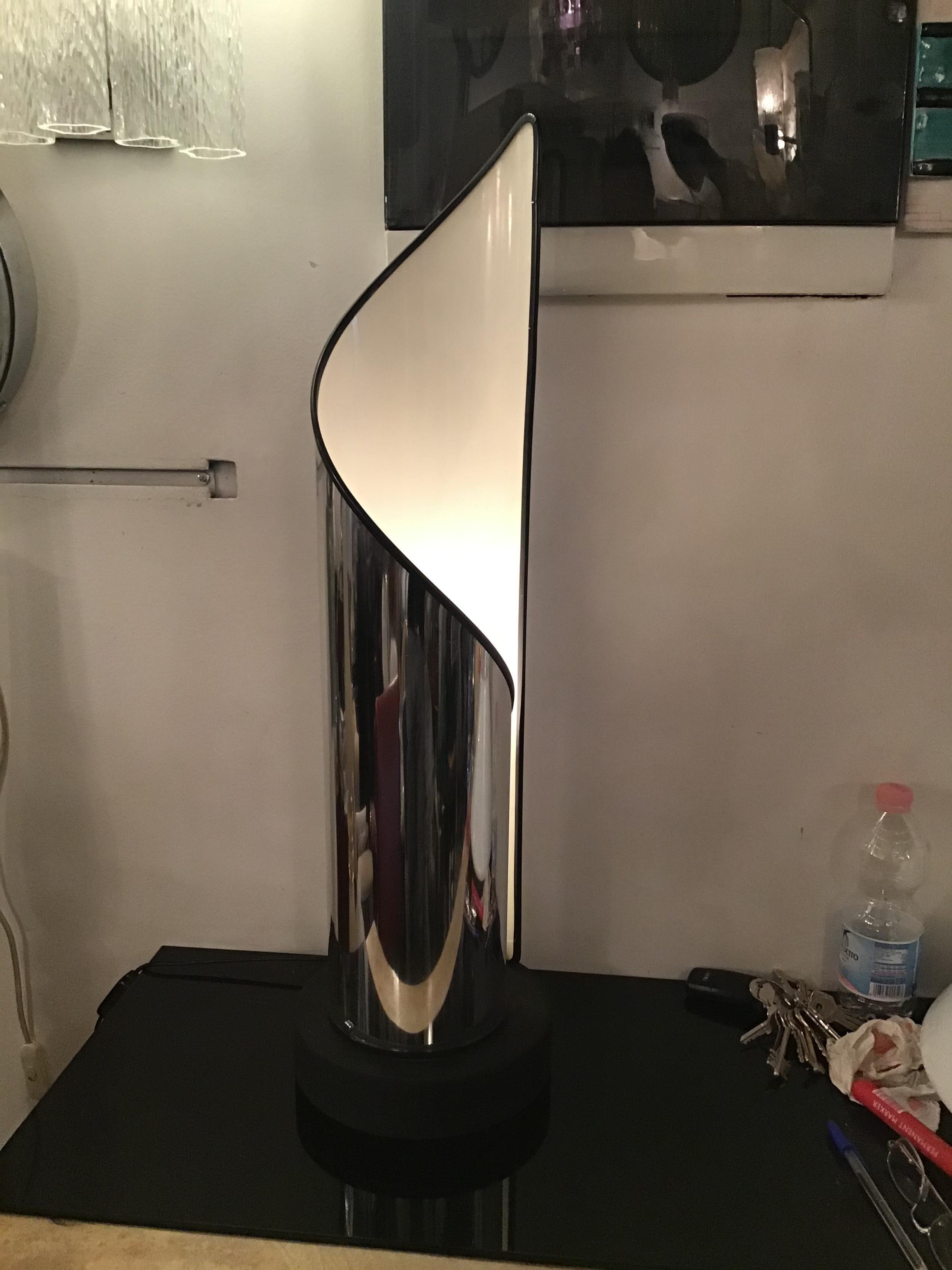 Lampada da tavolo Stilnovo in metallo cromato 1970 Italia in vendita 8