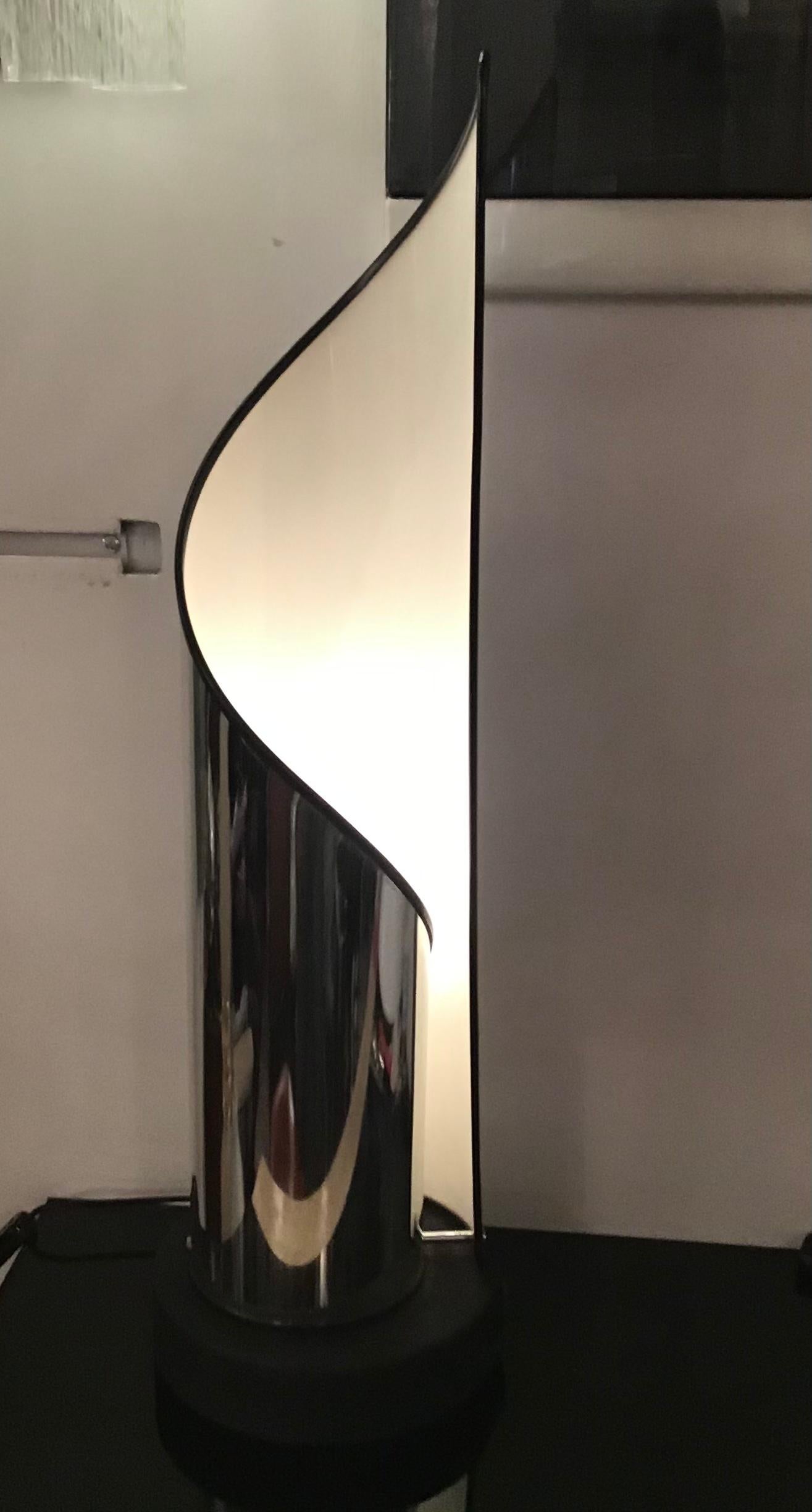 Fine XX secolo Lampada da tavolo Stilnovo in metallo cromato 1970 Italia in vendita