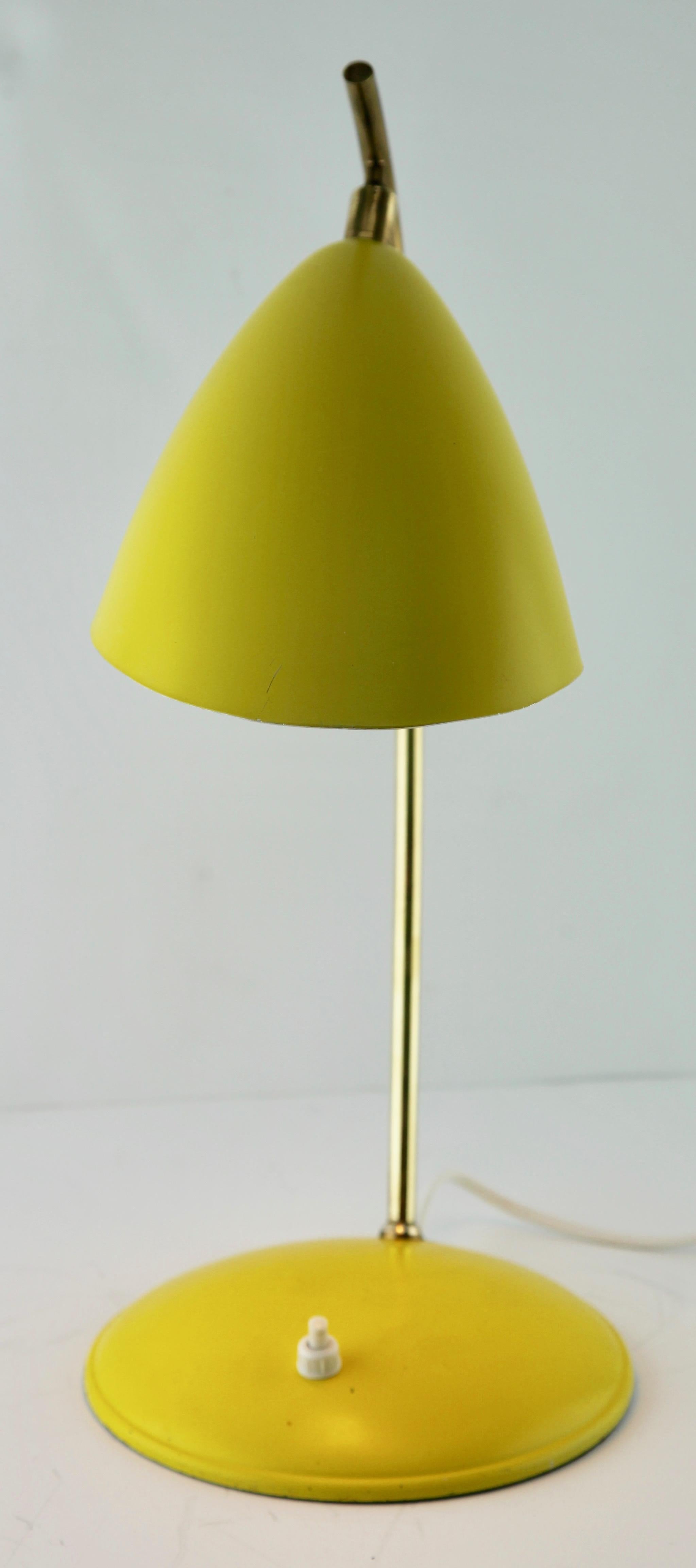 1970s table lamp in the Stilnovo style with brass fittings on a metal base. The lamp has a shade made of metal giving it a matte, white surface inside,
Ideal for a side table. The finishing touch for that retro look!

No problem, the lamp works