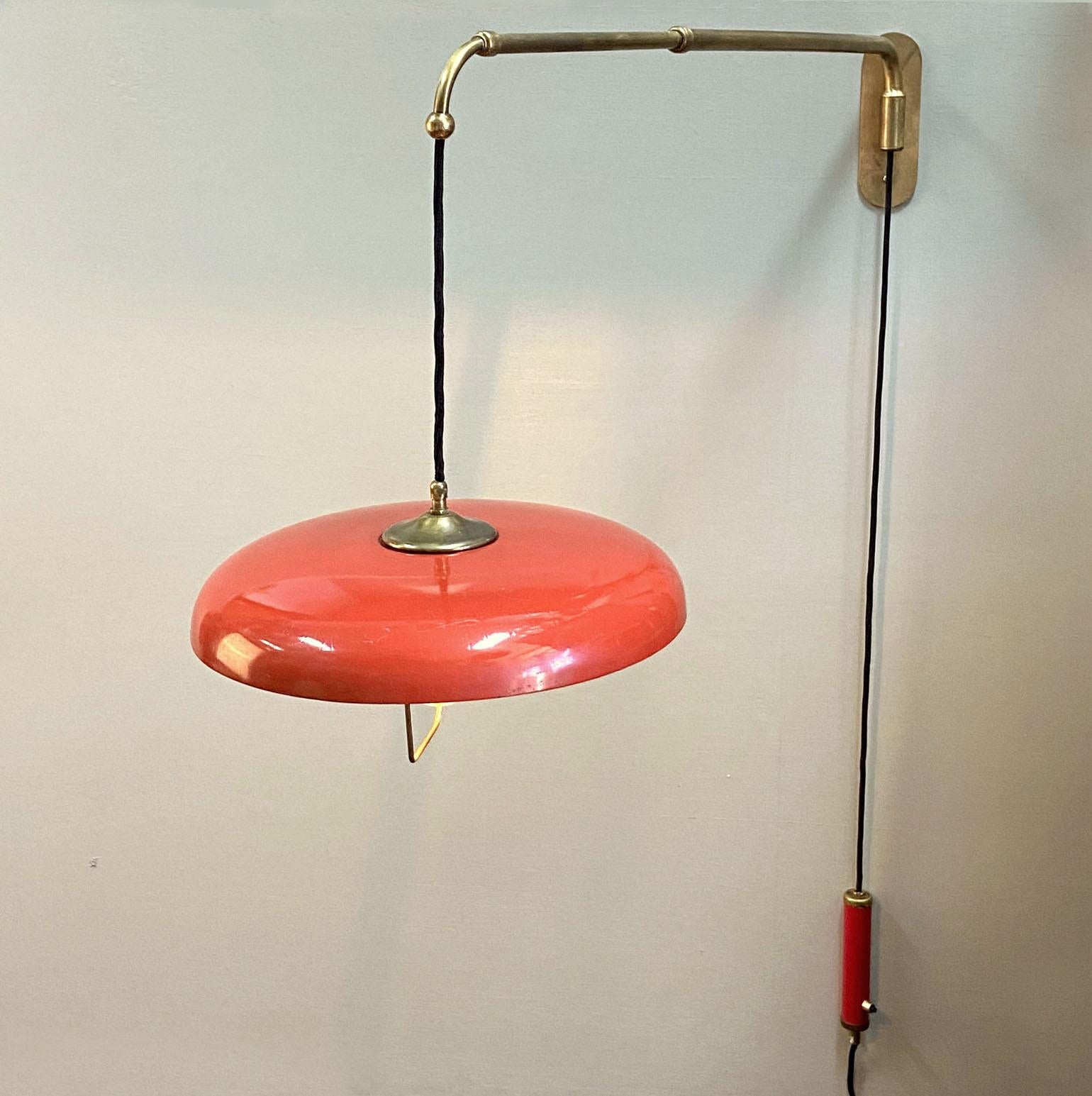 Stilnovo Telescoping Wall Lamp with Red Metal Shade and Counter Weight In Excellent Condition For Sale In London, GB