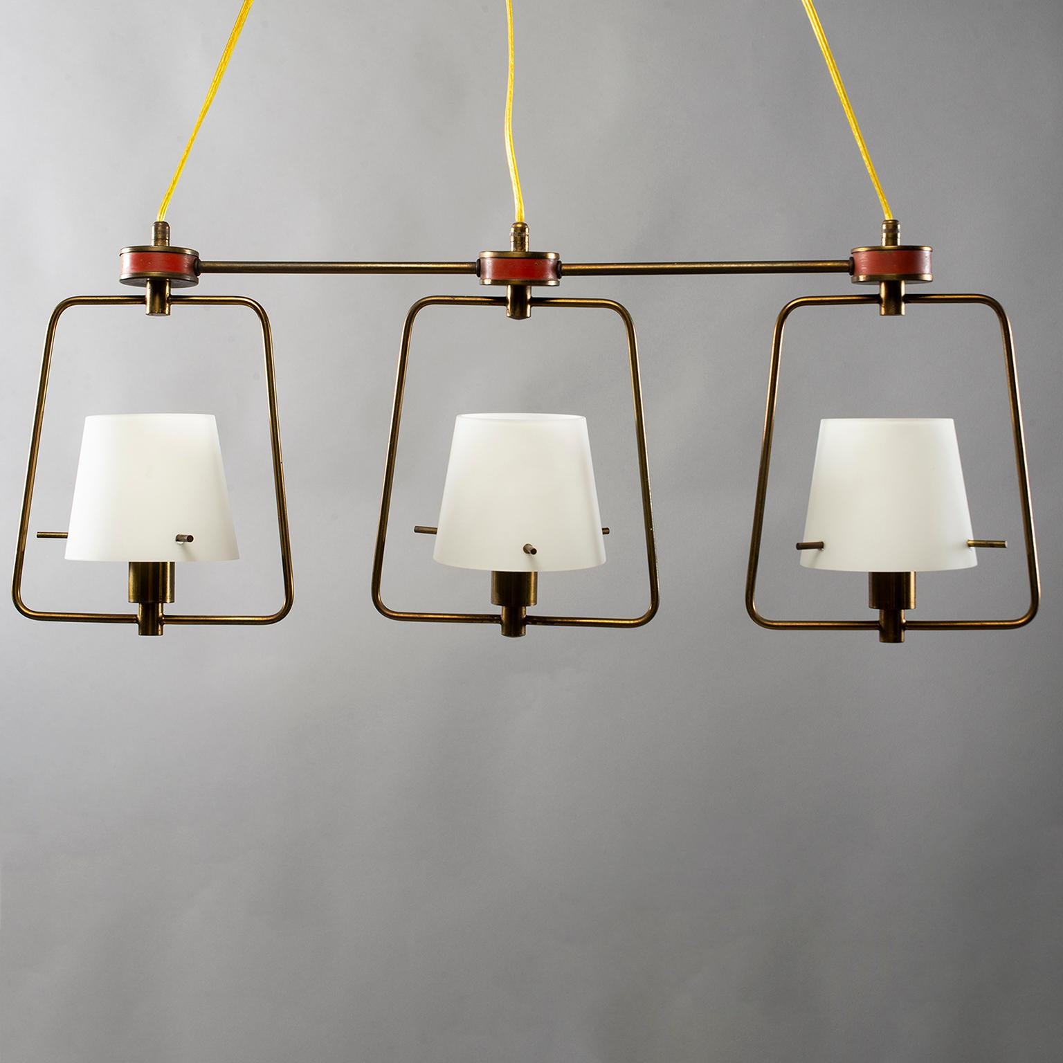 Drei-Licht-Leuchte von Stilnovo mit Glasschirmen und Messingbeschlägen (Moderne der Mitte des Jahrhunderts) im Angebot