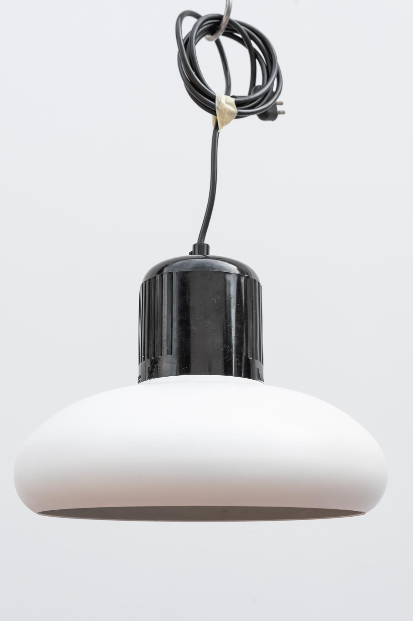 Stilnovo Trepiù Lampada a sospensione ORIGINALE, Made in Italy, Anni '70. 
Lampada a sospensione disegnata da Gae Aulenti e Livio Castiglioni nel 1972 per Stilnovo. 
Attacco E27. Diffusore in alluminio bianco opaco. E' presente il marchio di