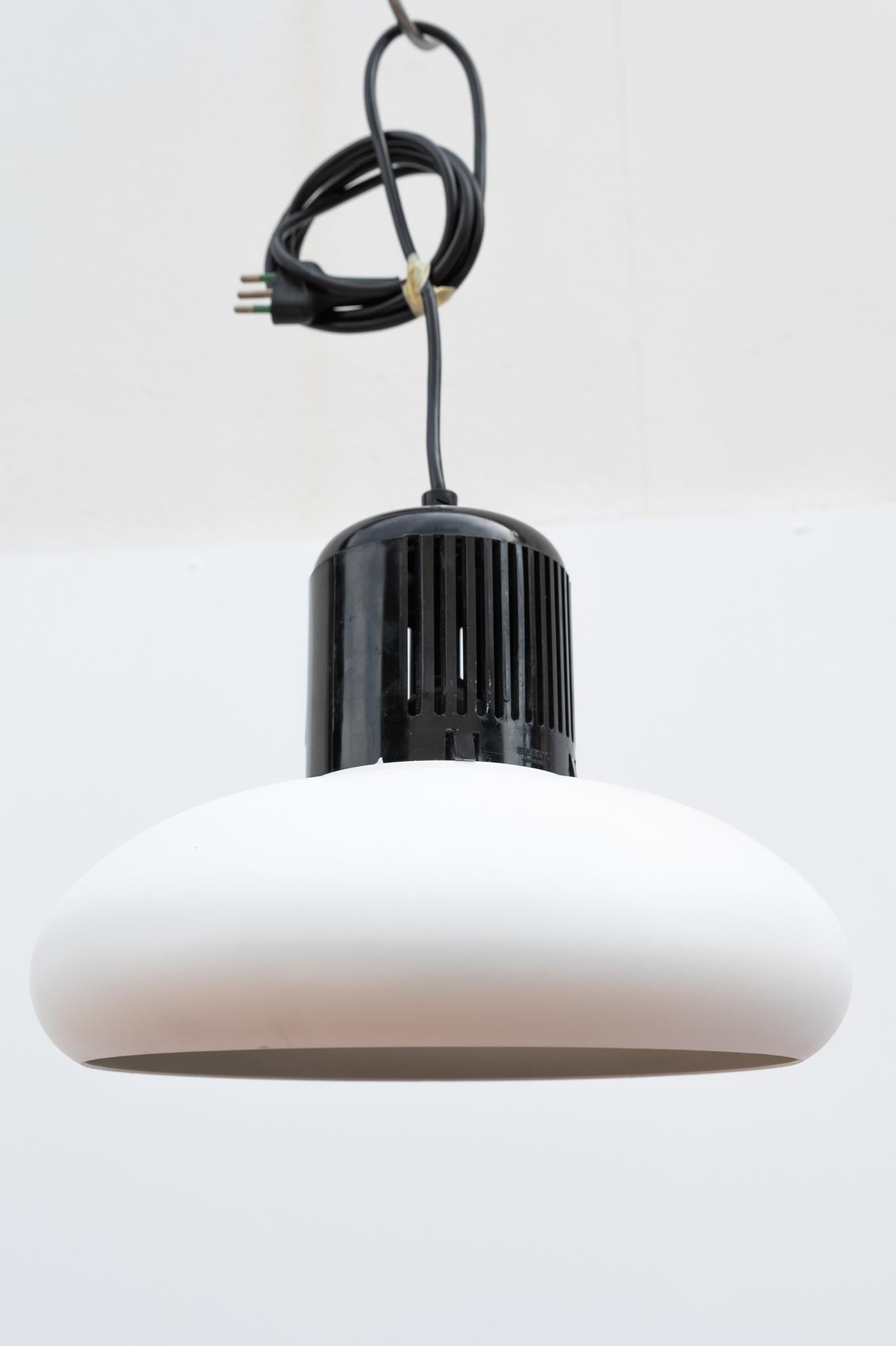 Stilnovo Trepiù Pendant Lamp ORIGINAL, Made in Italy, 1970s. 
Suspension lamp designed by Gae Aulenti and Livio Castiglioni in 1972 for Stilnovo. 
Fitting E27. Matte white aluminum diffuser. The attribution mark is present. 
The price of shipping is