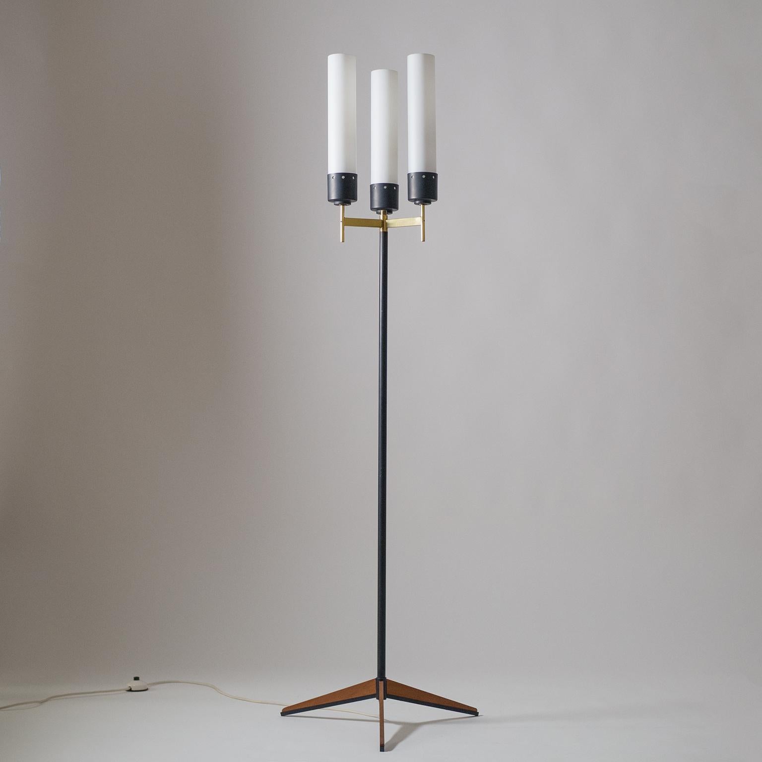 Elégant lampadaire moderniste Stilnovo avec une rare base tripode en teck. Un motif classique de lampadaire candélabre réinterprété comme une sculpture moderne graphique et minimaliste : Base tripode en teck, tige élancée, pièce centrale en laiton,