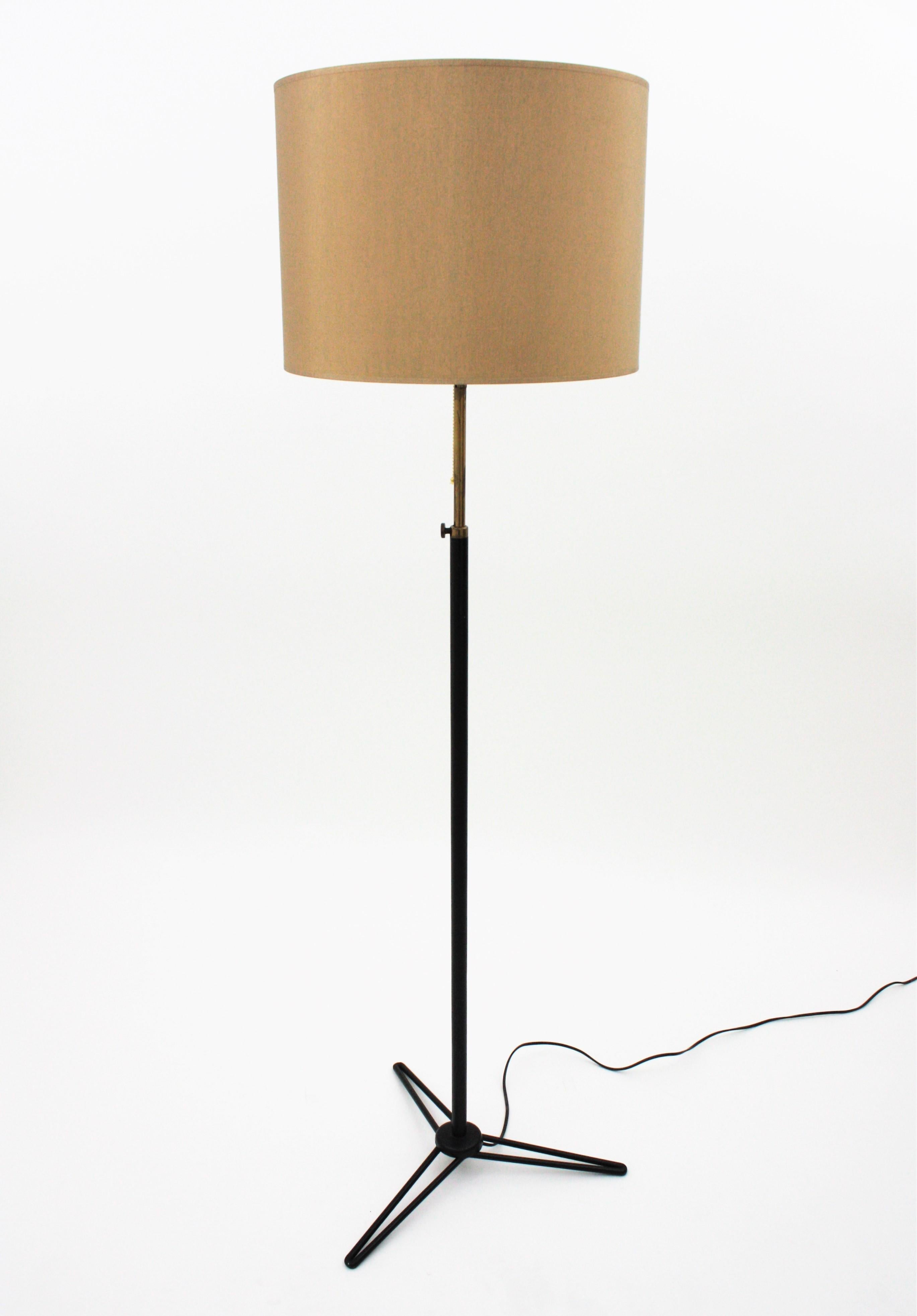 Stilnovo Tripod Floor Lamp in Black Lacquered Metal and Brass In Good Condition For Sale In Barcelona, ES