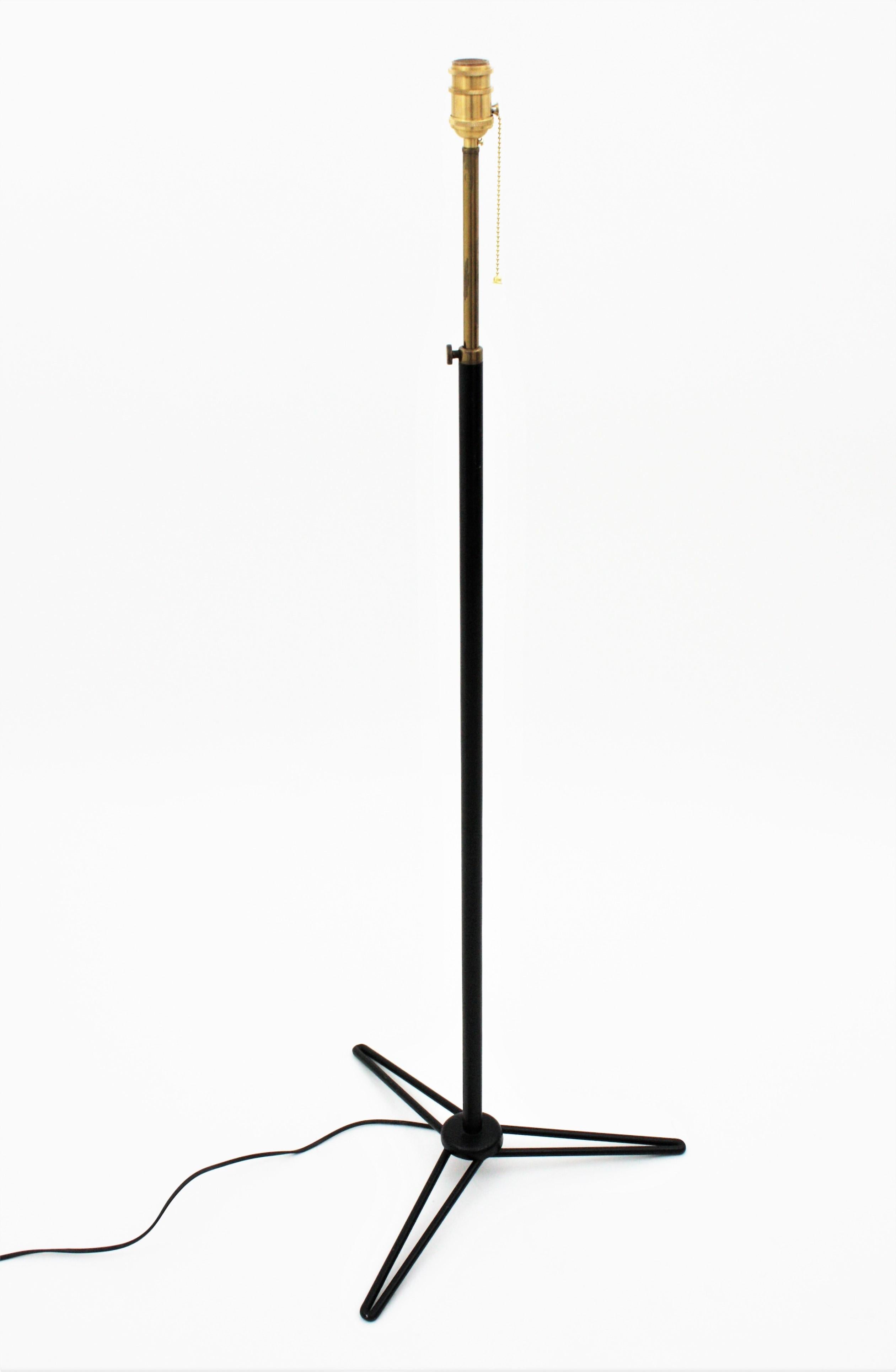 Stilnovo Dreibein-Stehleuchte aus schwarz lackiertem Metall und Messing (20. Jahrhundert) im Angebot