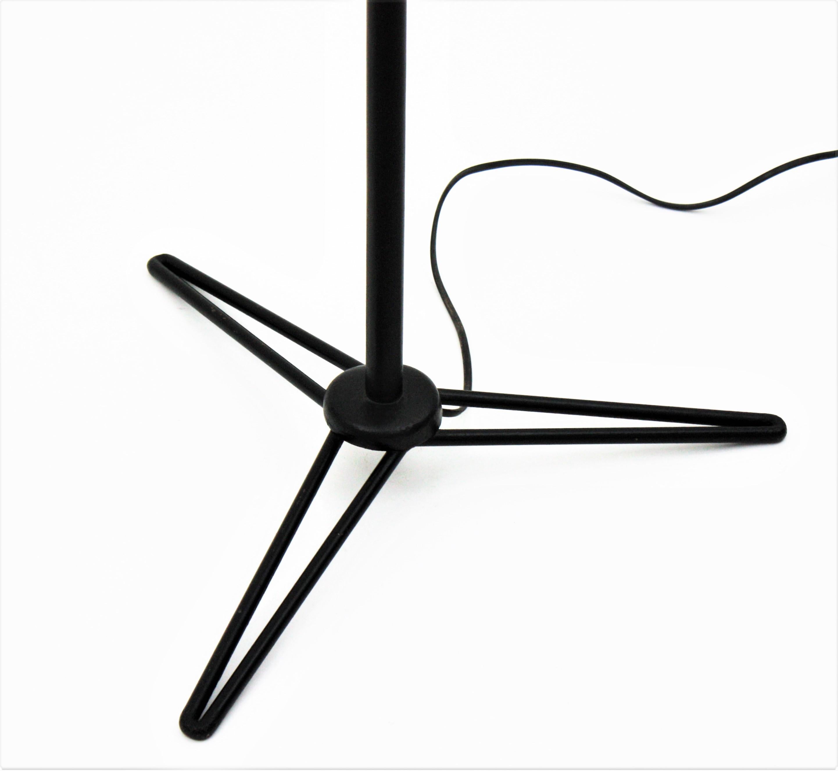Stilnovo Dreibein-Stehleuchte aus schwarz lackiertem Metall und Messing im Angebot 1
