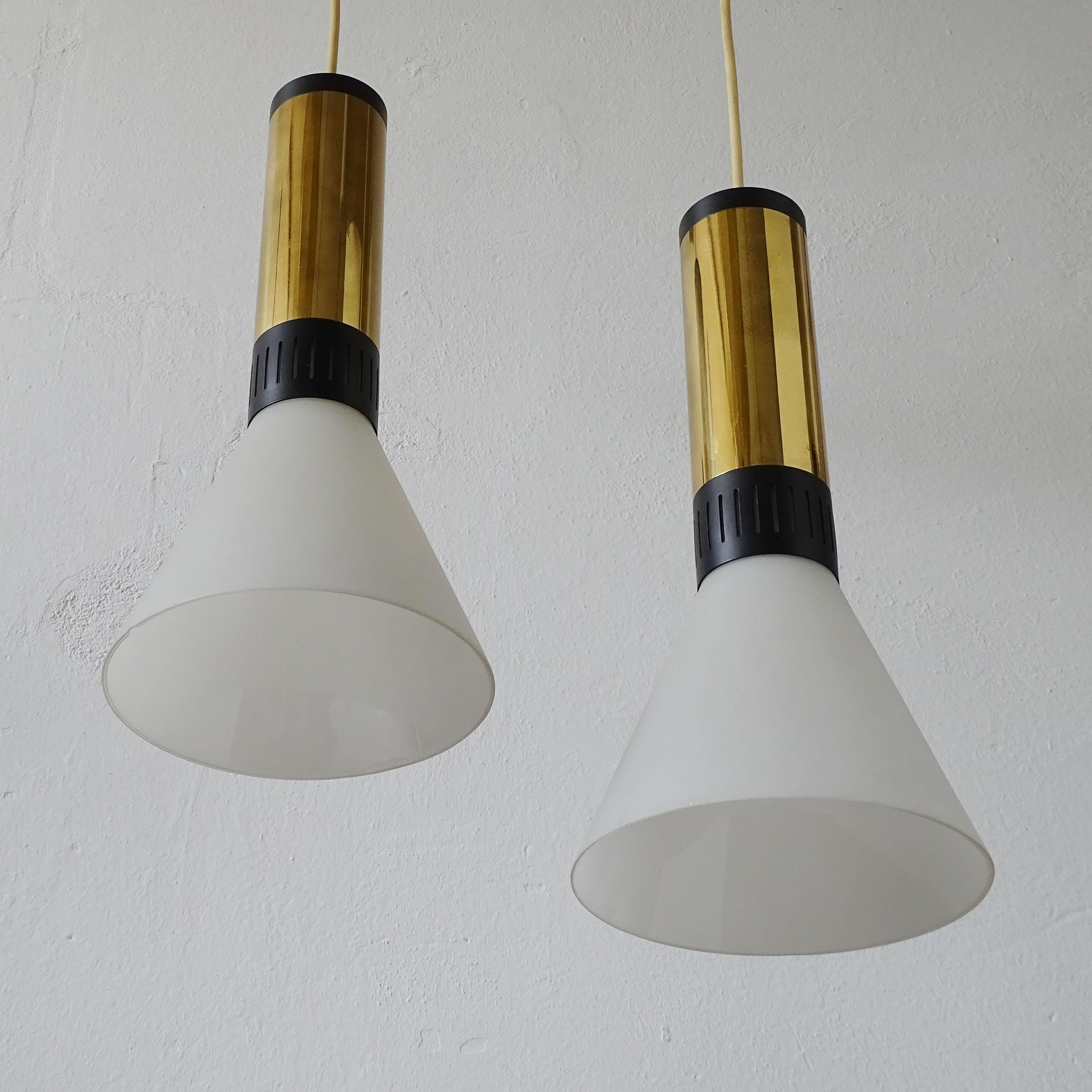 Stilnovo Two Pendants Brass and Opaline Glass Ceiling Lamp, Italy 1950s In Good Condition For Sale In Milan, IT