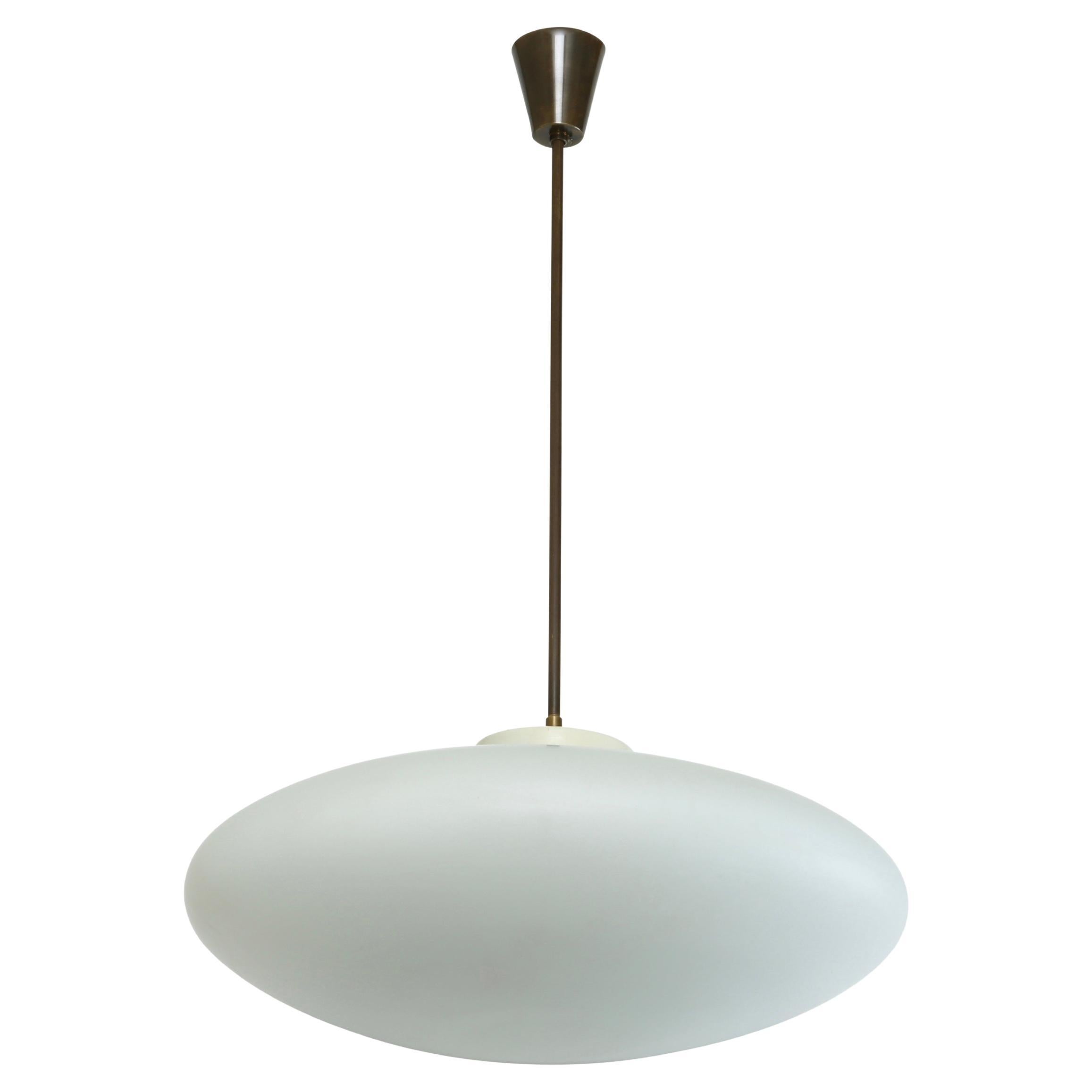 Pendente a soffitto Stilnovo UFO.
Disegnato e realizzato in Italia, anni '60.
Vetro opalino, ottone patinato, metallo smaltato.
Accoglie 1 lampadine a base media.
Cablaggio USA gratuito su richiesta.
L'altezza (caduta totale) può essere