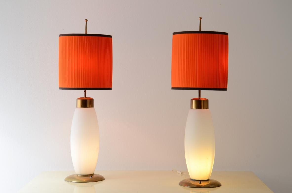 Mid-Century Modern Stilnovo, unique pair of large table lamps in opaline lighted glass For Sale
