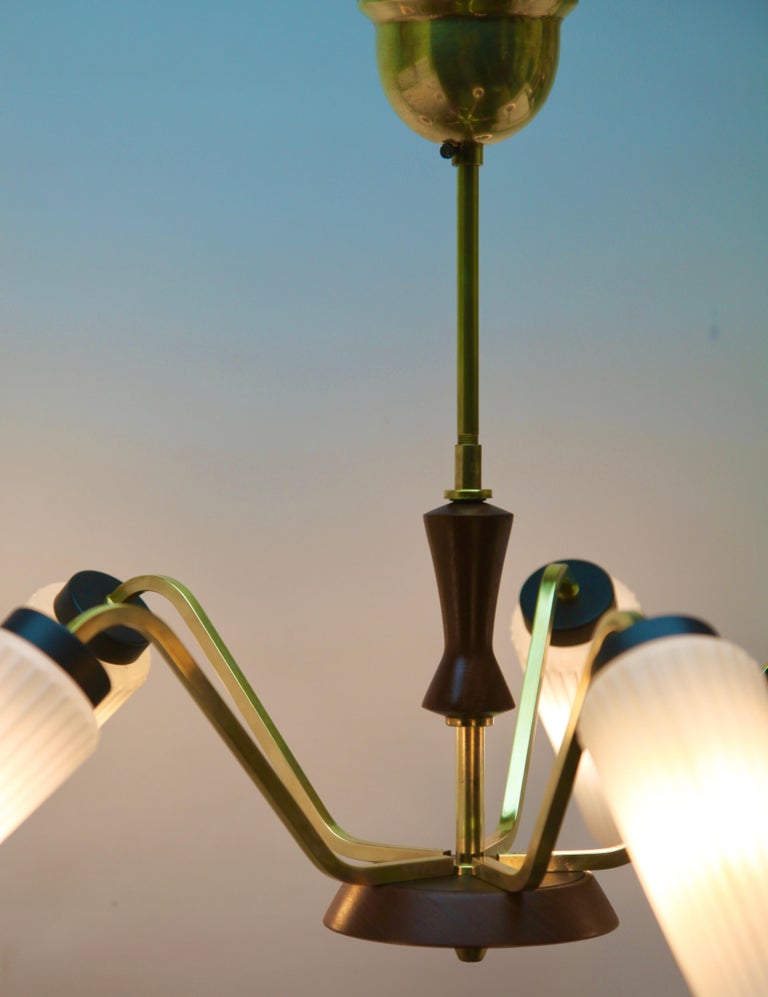 Stilnovo Vintage Chandelier Five Arms Whit Wooden Details Italy, 1960s In Good Condition For Sale In Verviers, BE
