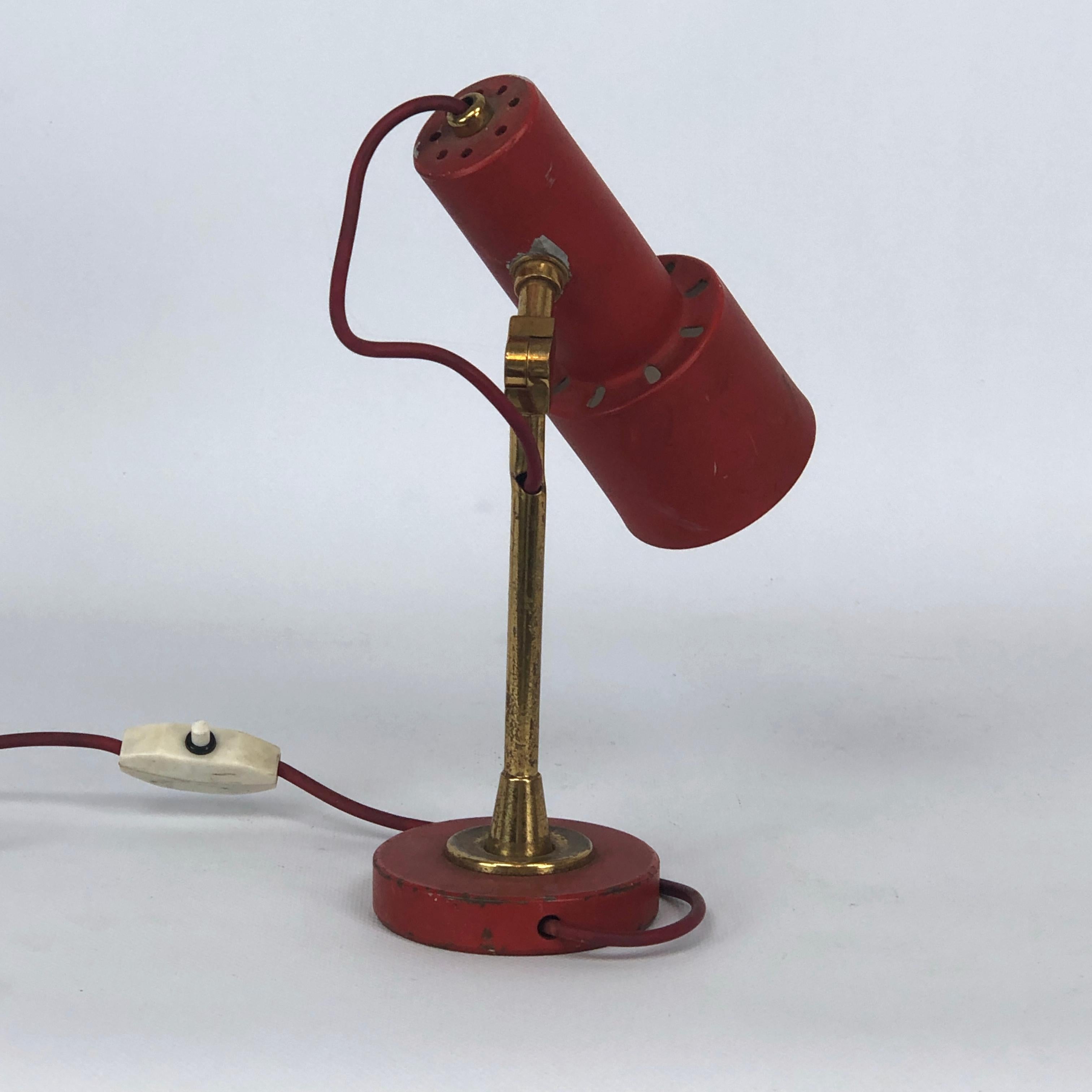 Stilnovo, vintage red brass table lamp from 50s In Good Condition For Sale In Catania, CT
