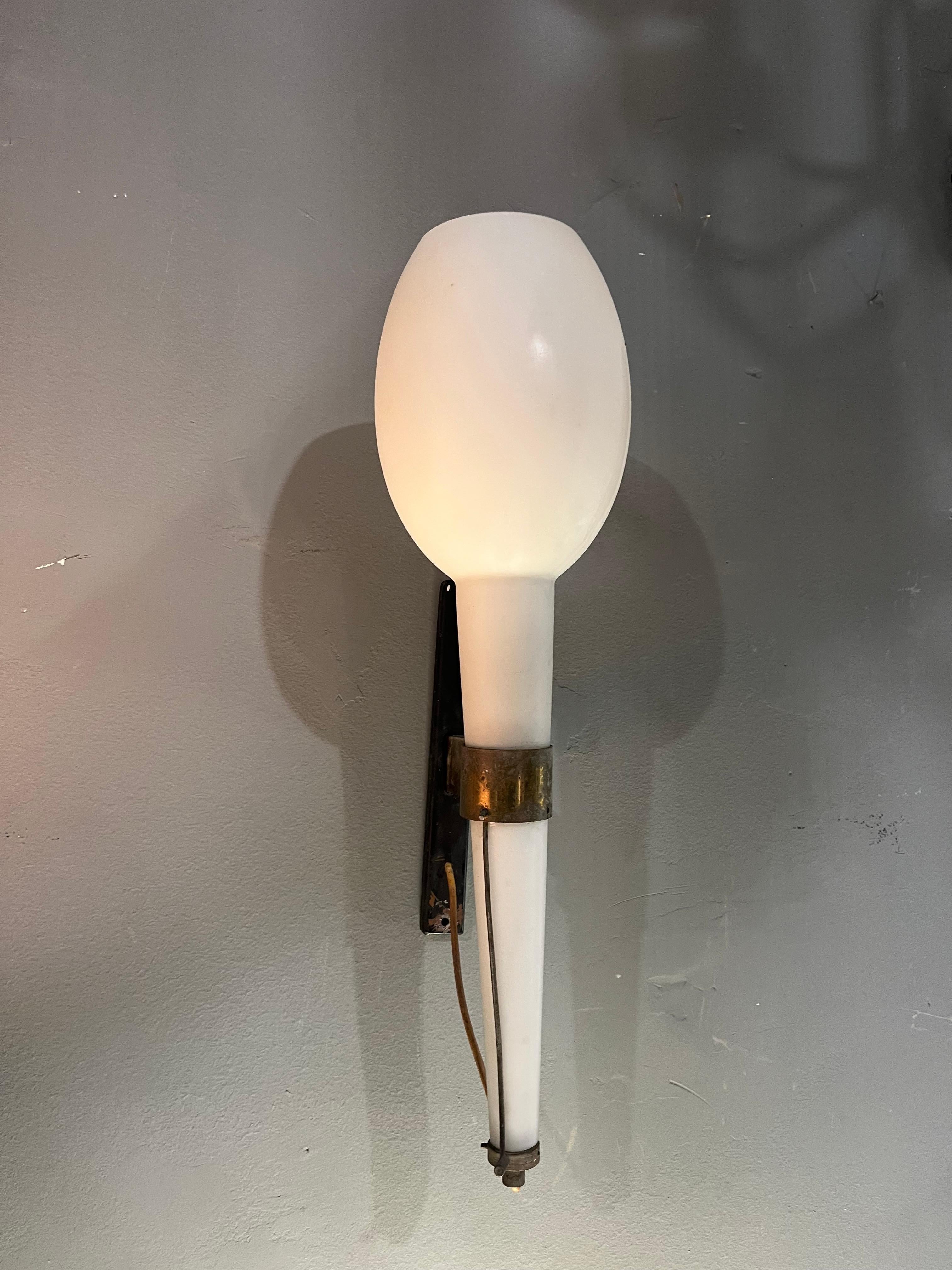Stilnovo wall lamp by Luciano Colantonio from the 1950s. Product in good condition with small signs of wear caused by age and use. Stilnovo is one of the key names in twentieth-century Italian design, particularly in lighting. Founded in 1946 in