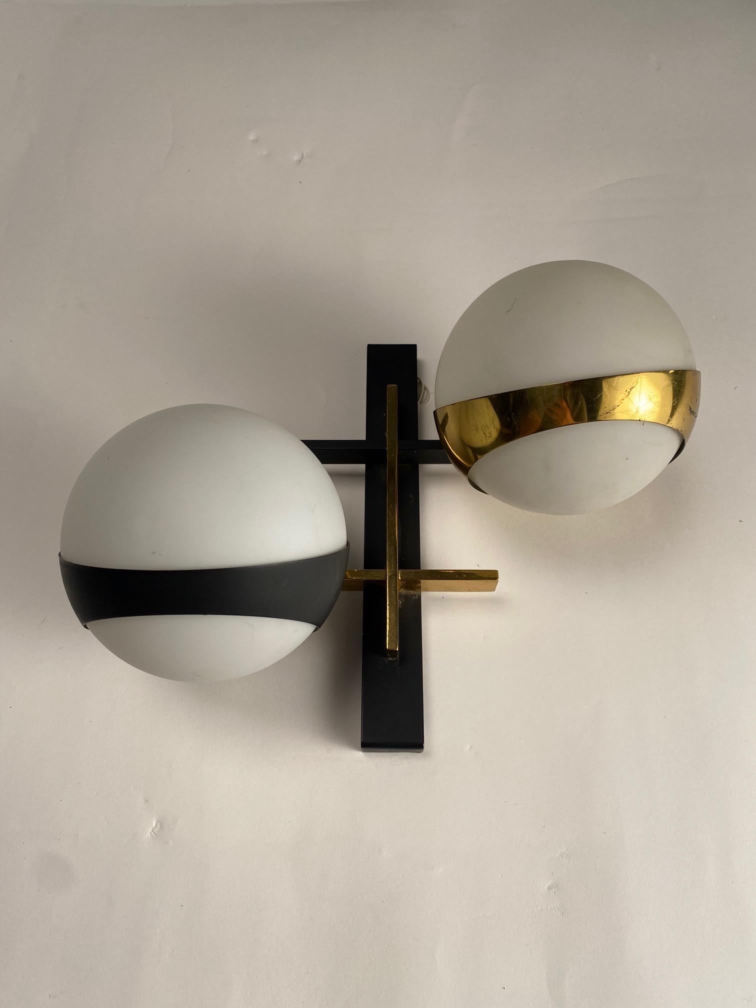 Mid-Century Modern Stilnovo Wall lamp in brass and opaline glass, Italy, 1950s For Sale