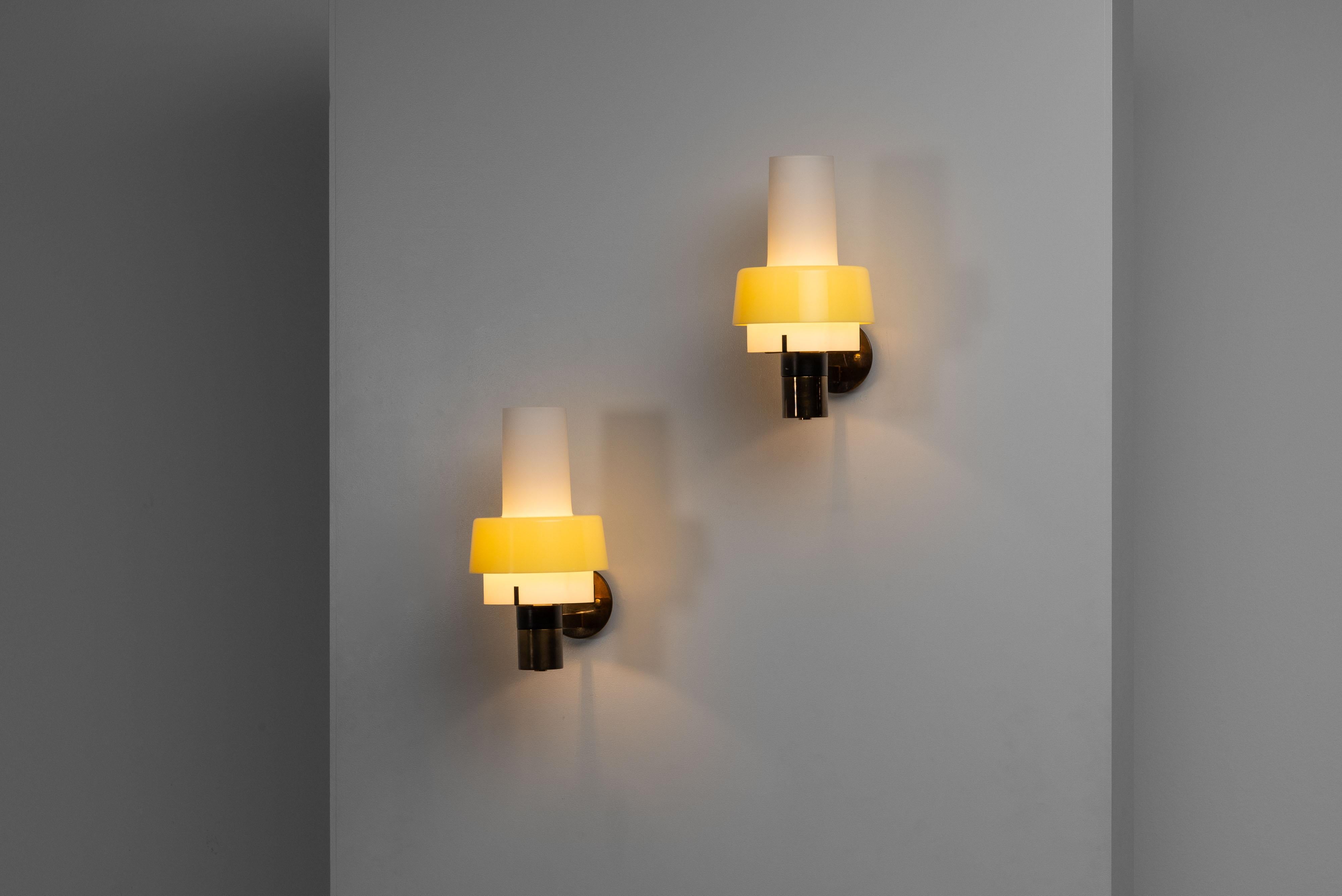 Italian Stilnovo wall lamps model 2079 made in Italy 1960 For Sale