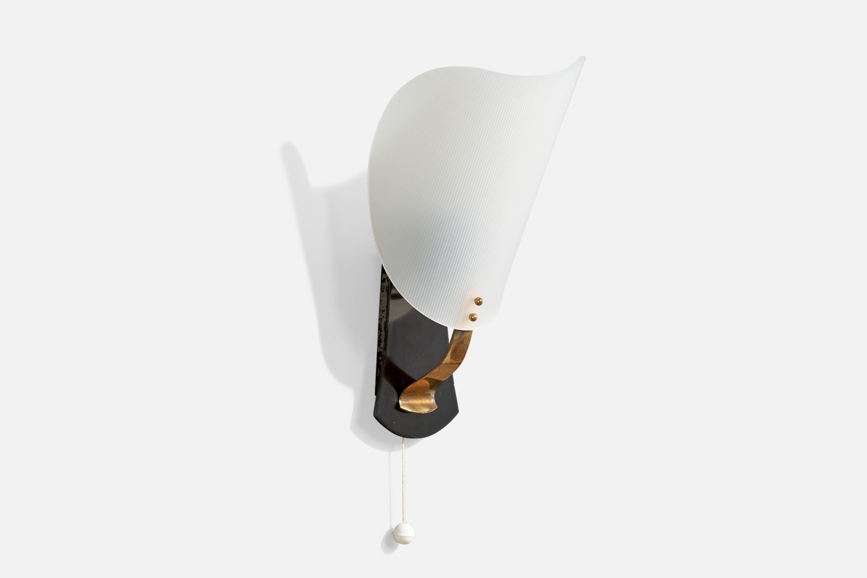 An acrylic, brass and black-lacquered metal wall light produced by Stilnovo, Italy, c. 1960s.

Overall Dimensions (inches):  11” H x  5.75” W x  5“ D

Back Plate Dimensions (Inches):  4” H x 1.5” W x .625” D

Bulb Specifications: E-26 

Number of