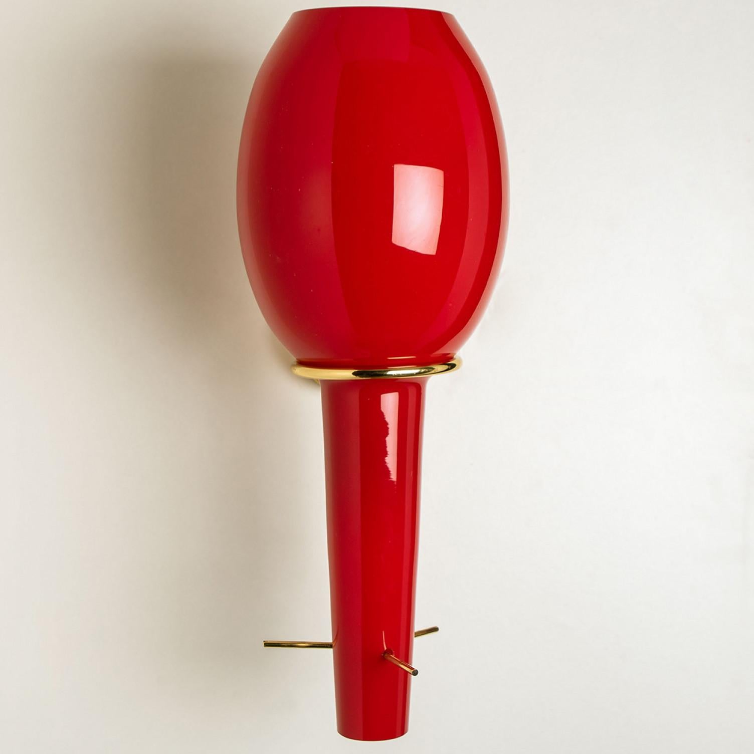 Lampe murale Stilnovo en laiton et verre rouge, Italie, années 1960 en vente 2