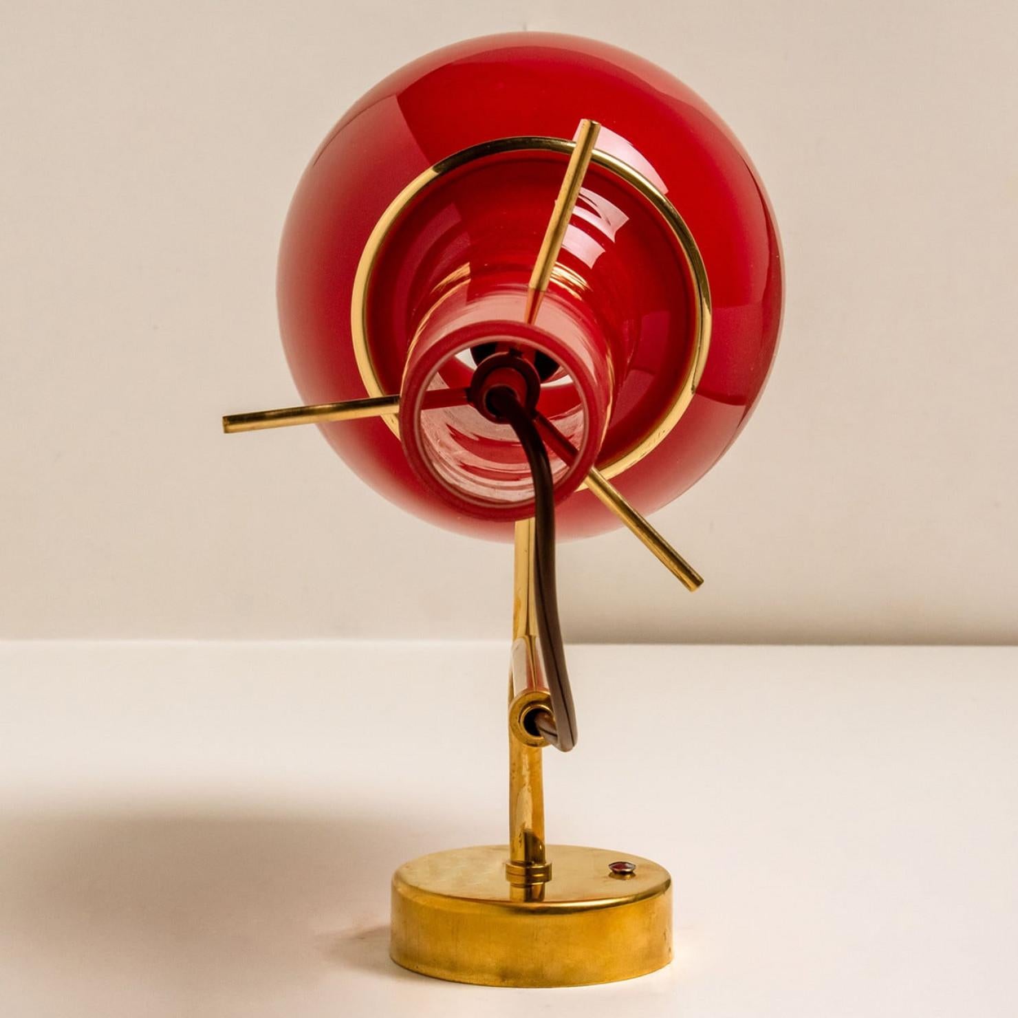 Applique Stilnovo in ottone e vetro rosso, Italia, anni '60 in vendita 2