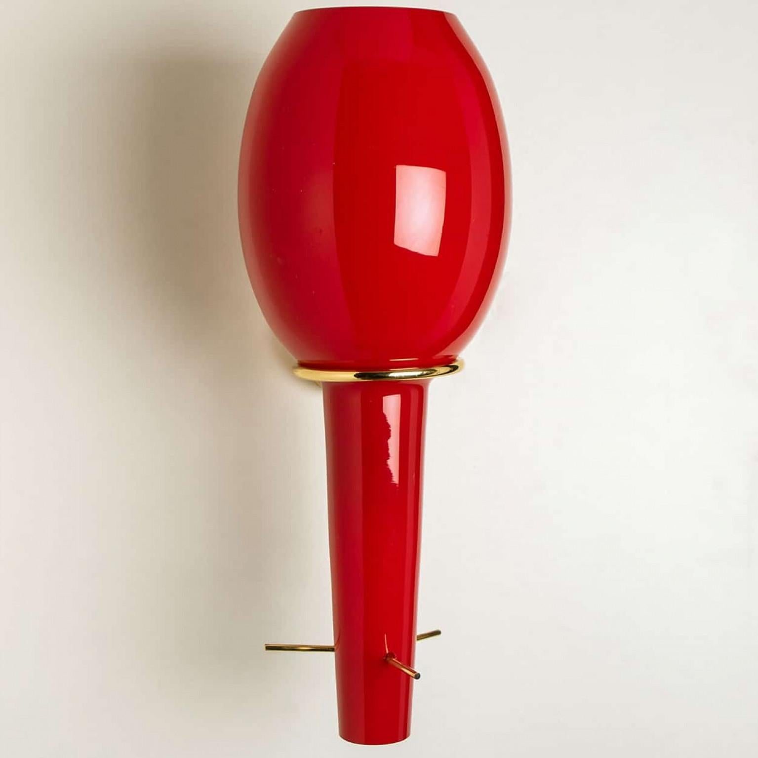 Applique Stilnovo in ottone e vetro rosso, Italia, anni '60 in vendita 3