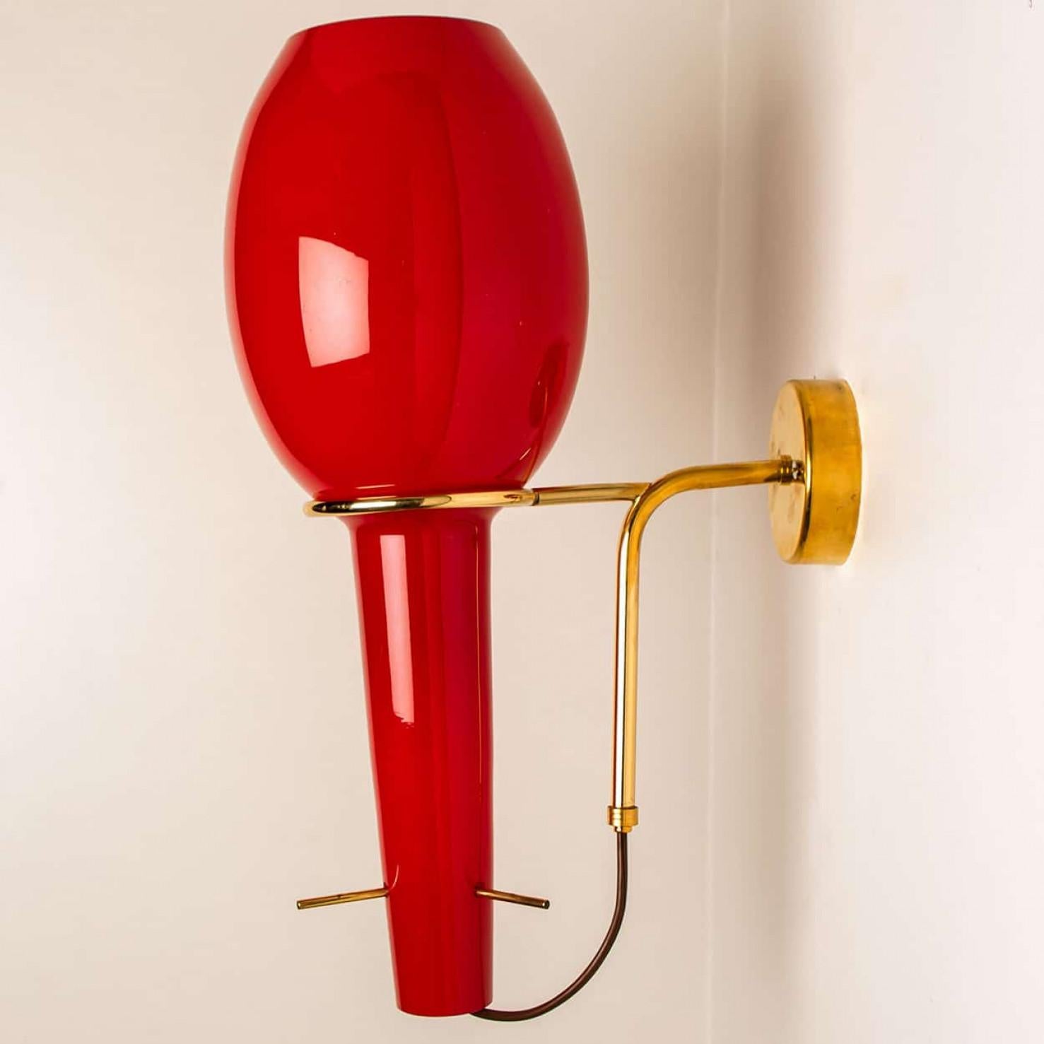 Italiano Applique Stilnovo in ottone e vetro rosso, Italia, anni '60 in vendita