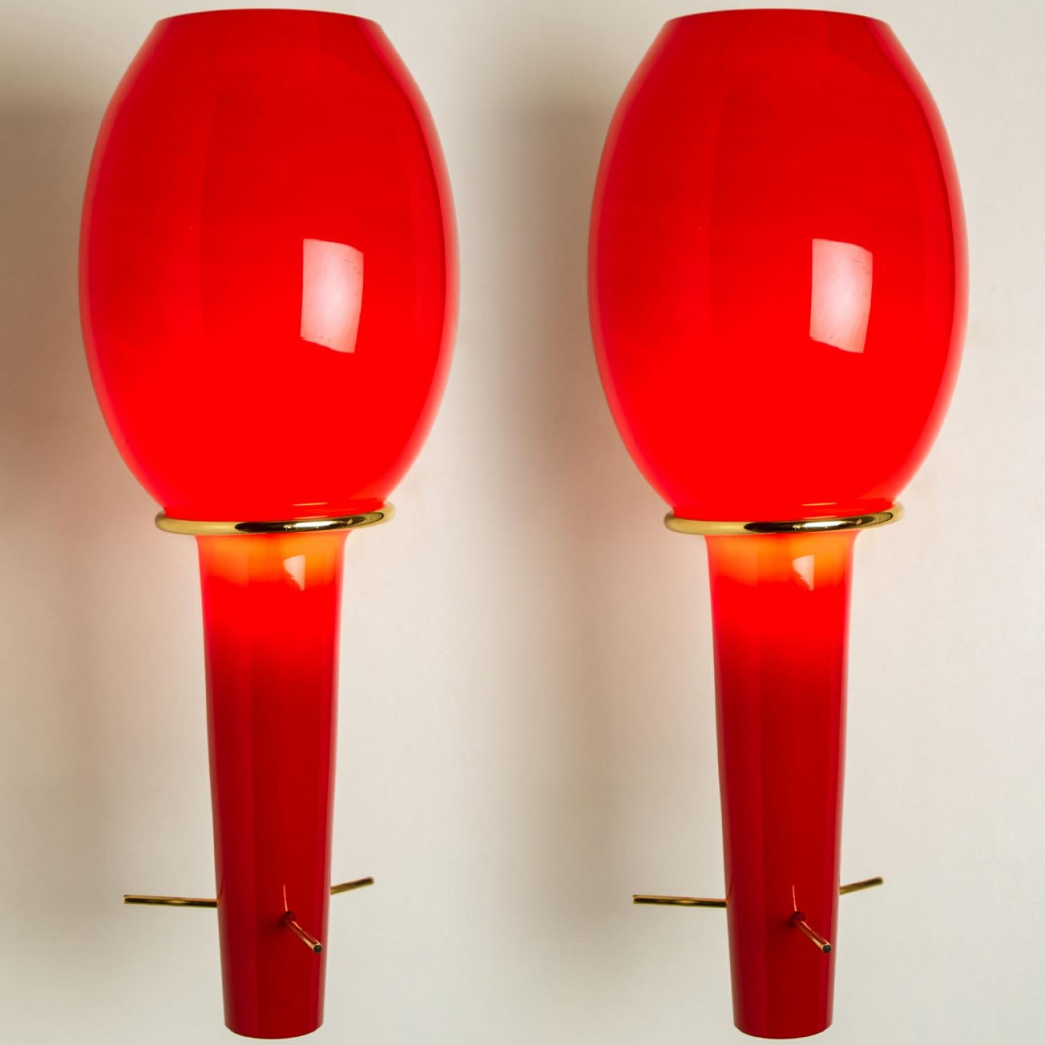 Stilnovo-Wandleuchte aus Messing und rotem Glas, Italien, 1960er Jahre im Zustand „Gut“ im Angebot in Rijssen, NL