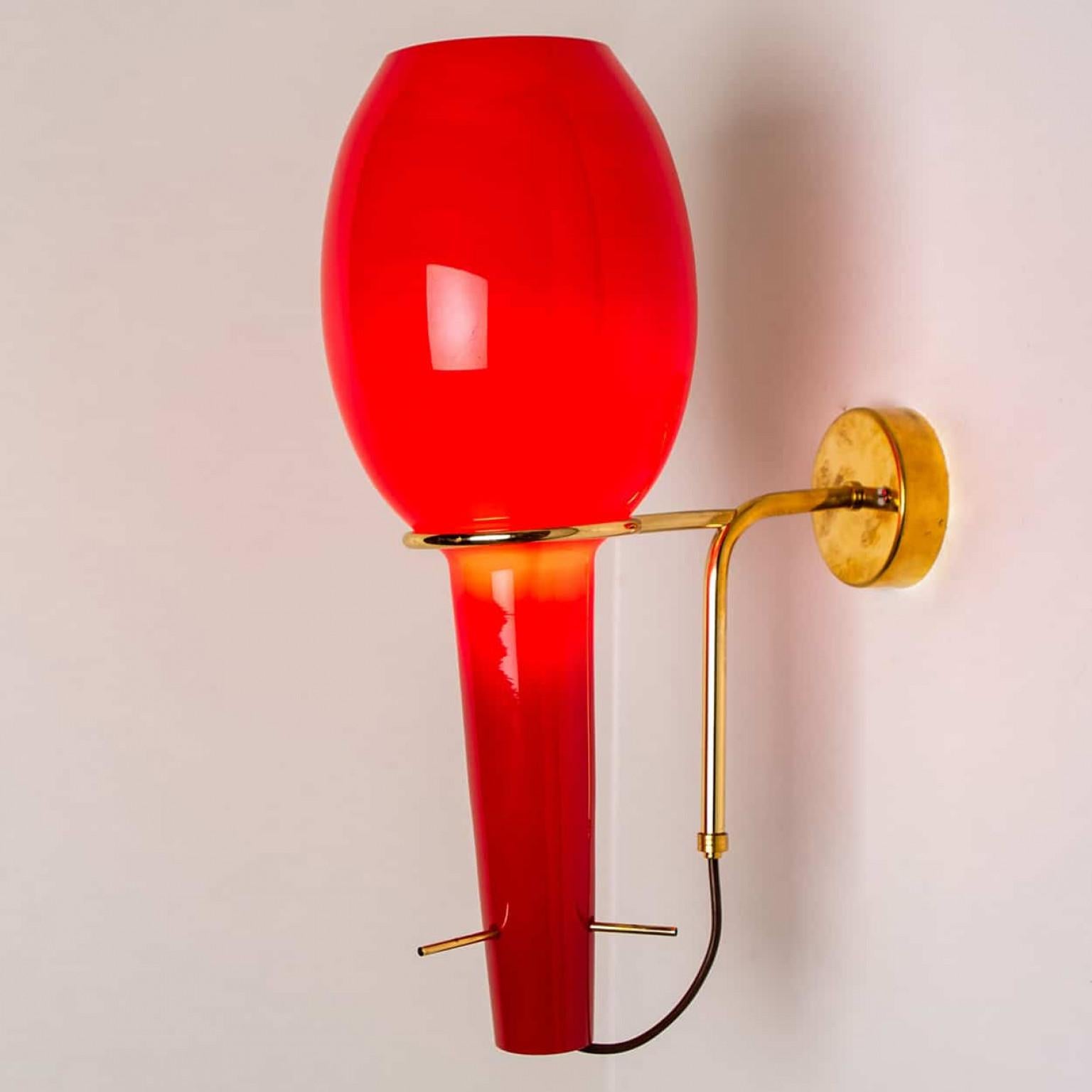 Applique Stilnovo in ottone e vetro rosso, Italia, anni '60 In condizioni buone in vendita a Rijssen, NL