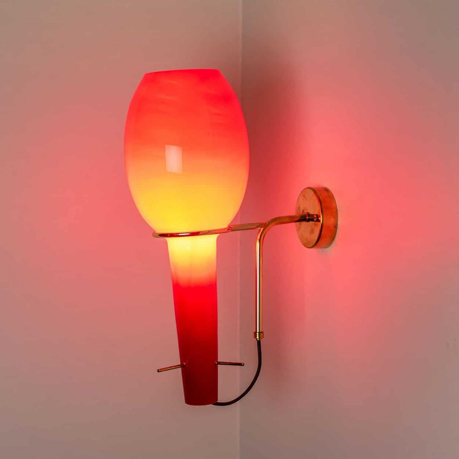 Ottone Applique Stilnovo in ottone e vetro rosso, Italia, anni '60 in vendita