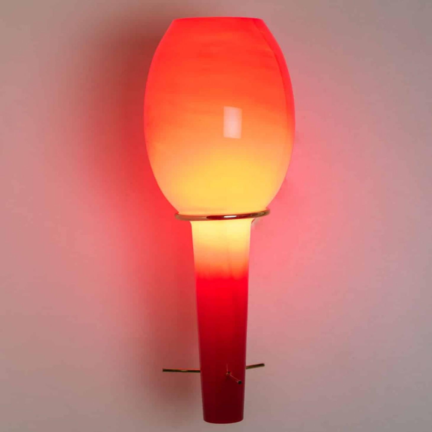 Applique Stilnovo in ottone e vetro rosso, Italia, anni '60 in vendita 1
