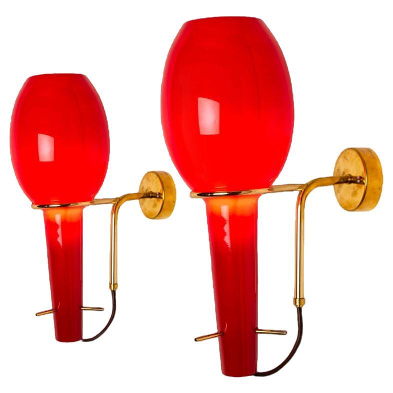 Lampe murale Stilnovo en laiton et verre rouge, Italie, années 1960 en vente