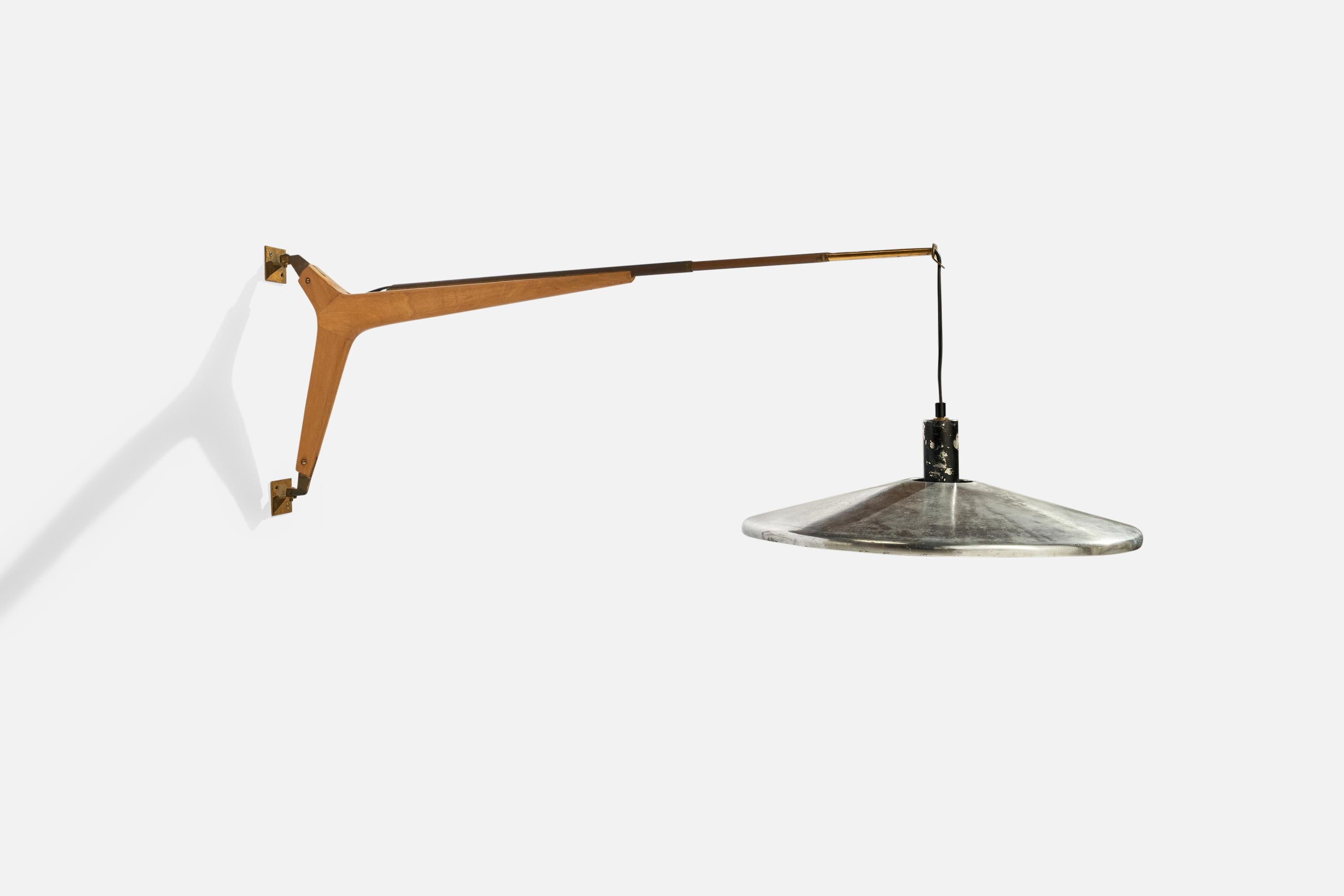 An adjustable brass, oak and metal wall light designed and produced by Stilnovo, Italy, 1950s.

Configured for plug in. Cord feeds through bottom with brass counterweight.

Overall Dimensions (inches): 14” H x 19.50” W x 29” D
measurements will vary