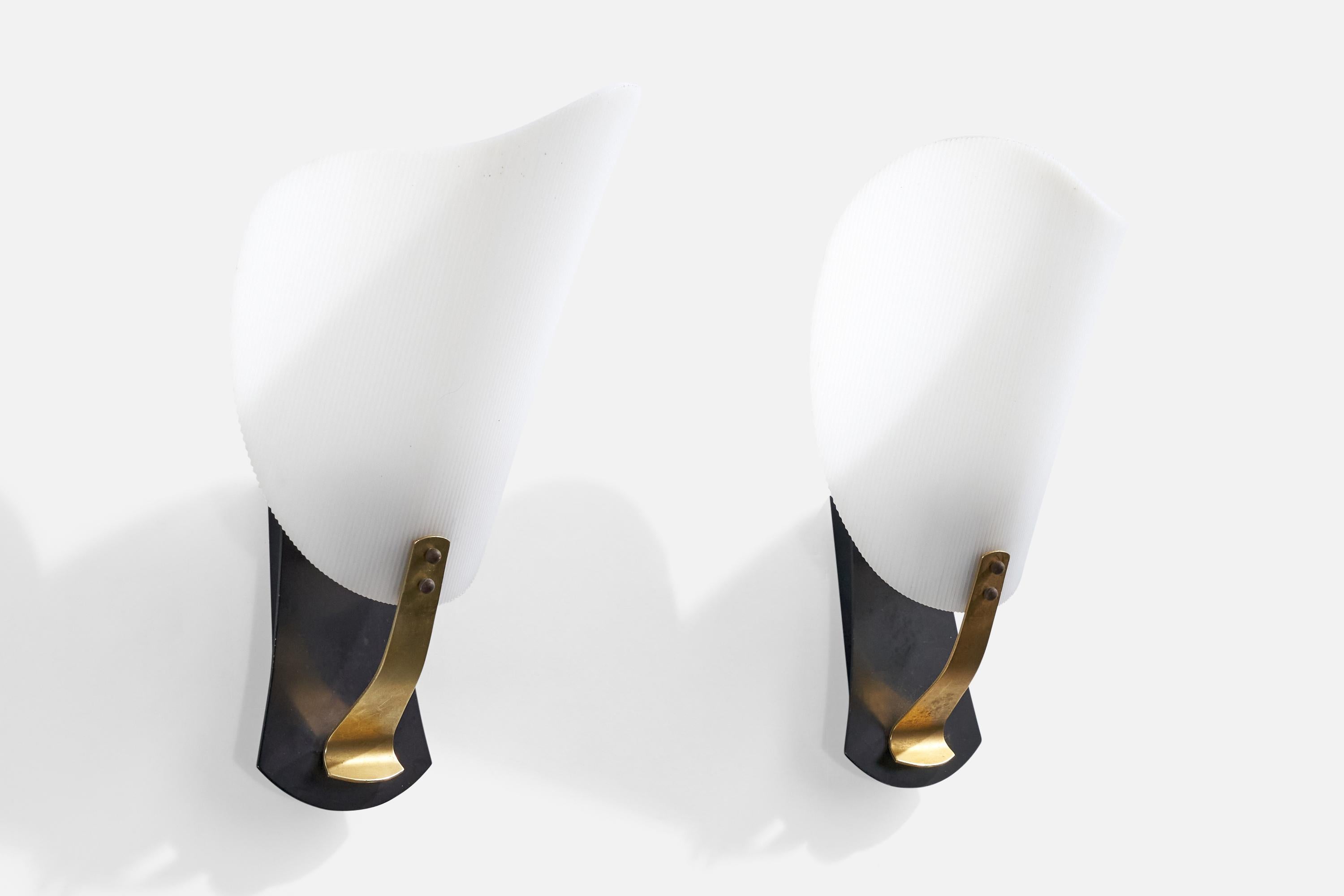 Coppia di applique in ottone, metallo laccato nero e acrilico bianco progettate e prodotte in Italia, anni '50 circa.

Dimensioni complessive (pollici): 11,5
