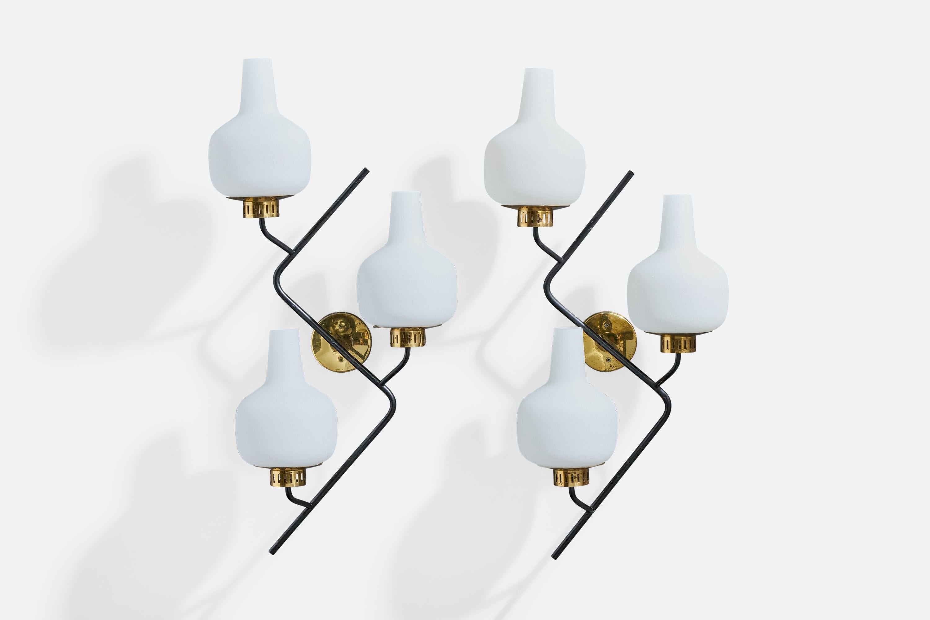 Ein Paar Wandleuchten aus Messing, schwarz lackiertem Metall und weißem Opalglas, entworfen und hergestellt in Italien, ca. 1950er Jahre.

Mäßige Oxidation im gesamten Messing, mäßige Abnutzung im gesamten Metall vorhanden.

Gesamtabmessungen