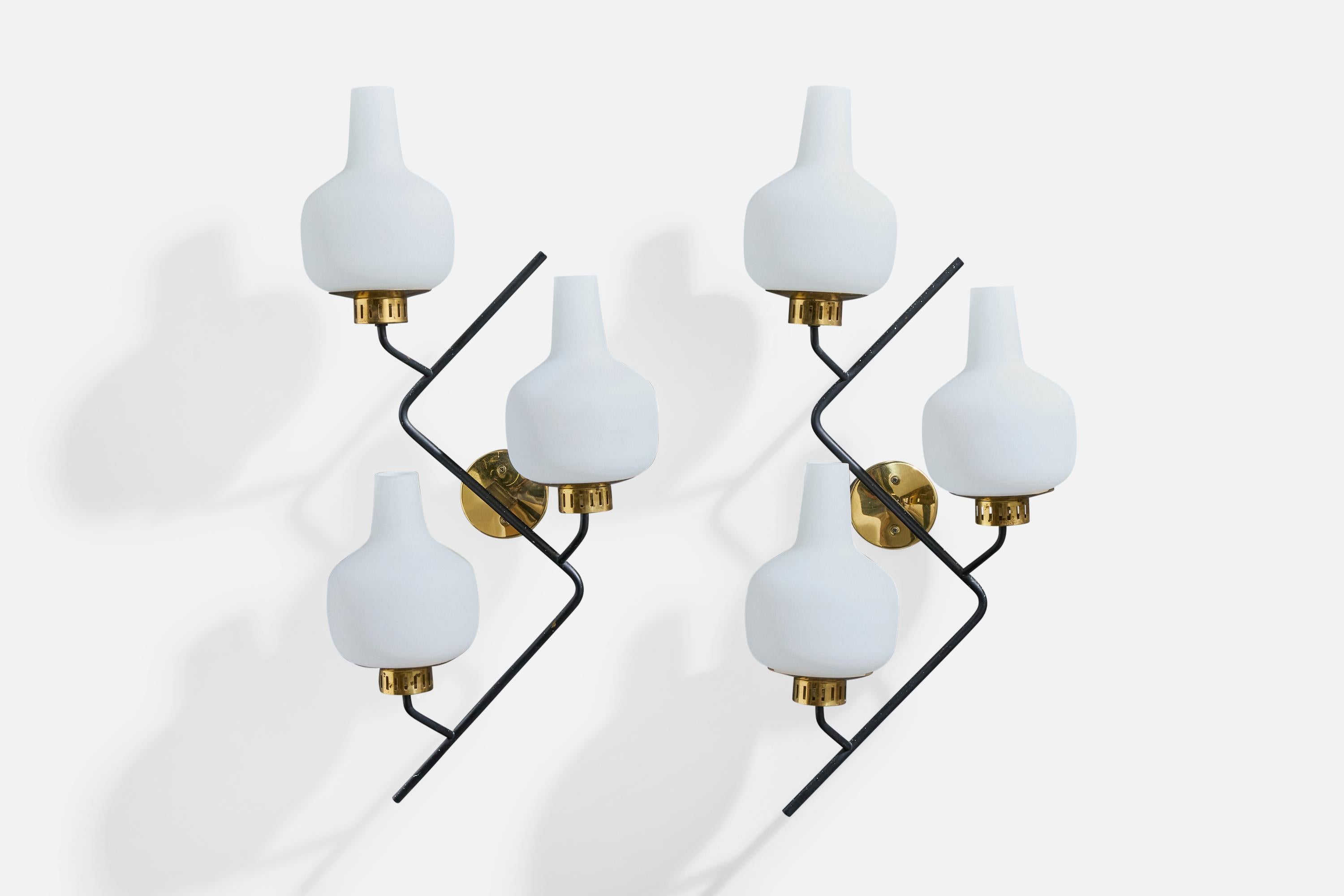 Ein Paar Wandleuchten aus Messing, schwarz lackiertem Metall und weißem Opalglas, entworfen und hergestellt in Italien, ca. 1950er Jahre.

Mäßige Oxidation im gesamten Messing, leichte Farbspuren und Abnutzung im gesamten Metall