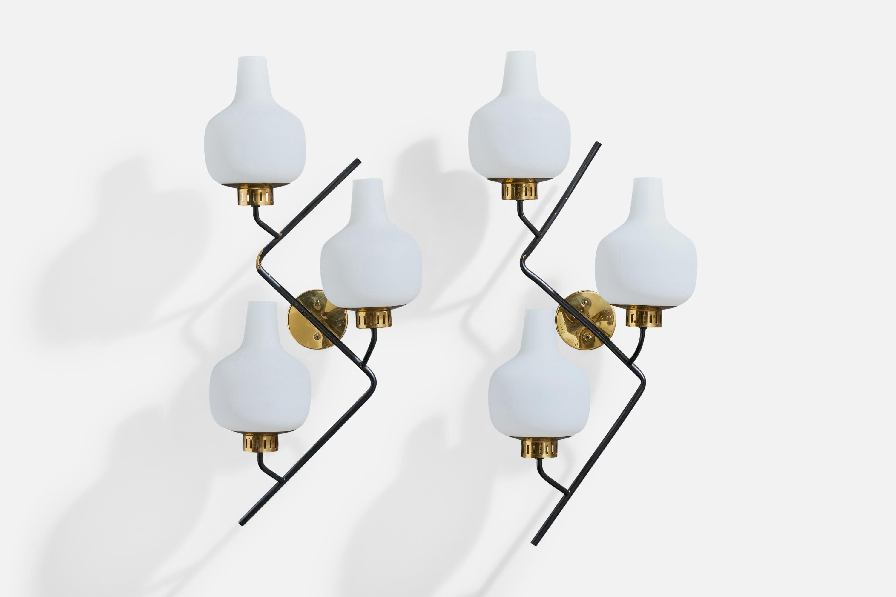 Ein Paar Wandleuchten aus Messing, schwarz lackiertem Metall und weißem Opalglas, entworfen und hergestellt in Italien, ca. 1950er Jahre.

Mäßige Oxidation im gesamten Messing, mäßige Abnutzung im gesamten Metall vorhanden. 

Gesamtabmessungen