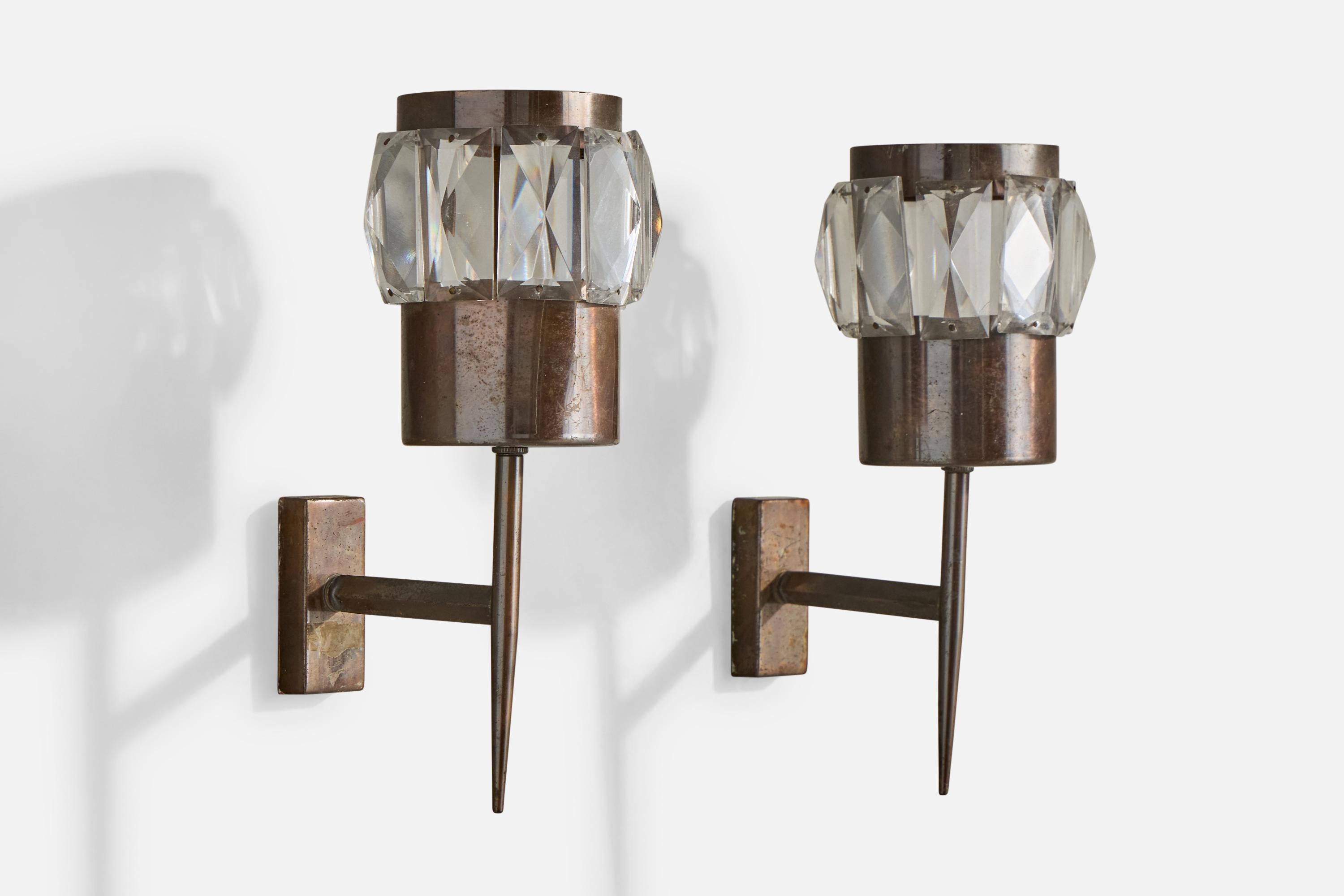 A pair of brass and glass wall lights designed and produced by Stilnovo, Italy, c. 1950s.

Dimensions (inches): 9.85
